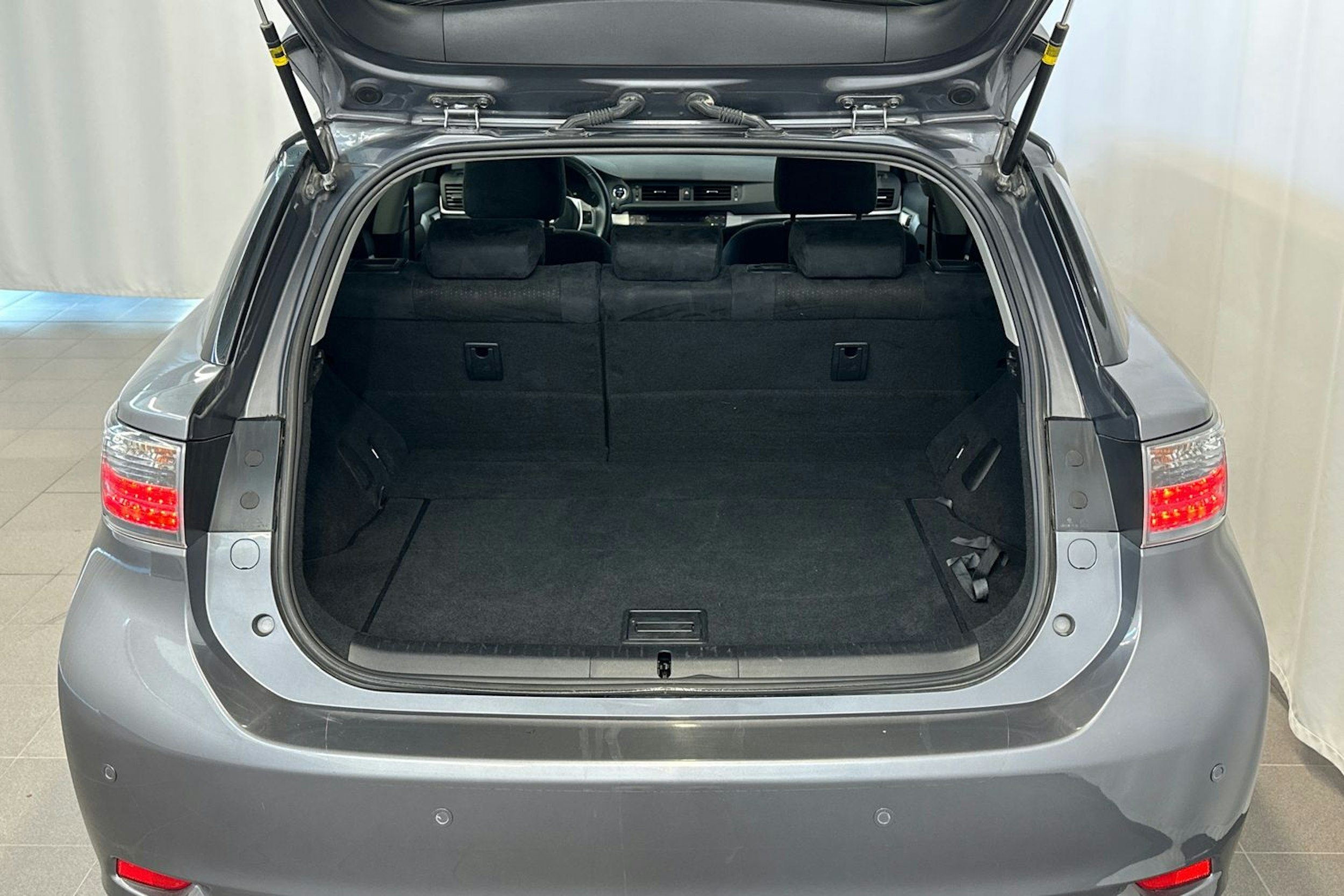harmaa Lexus CT 2014 kuva 16.