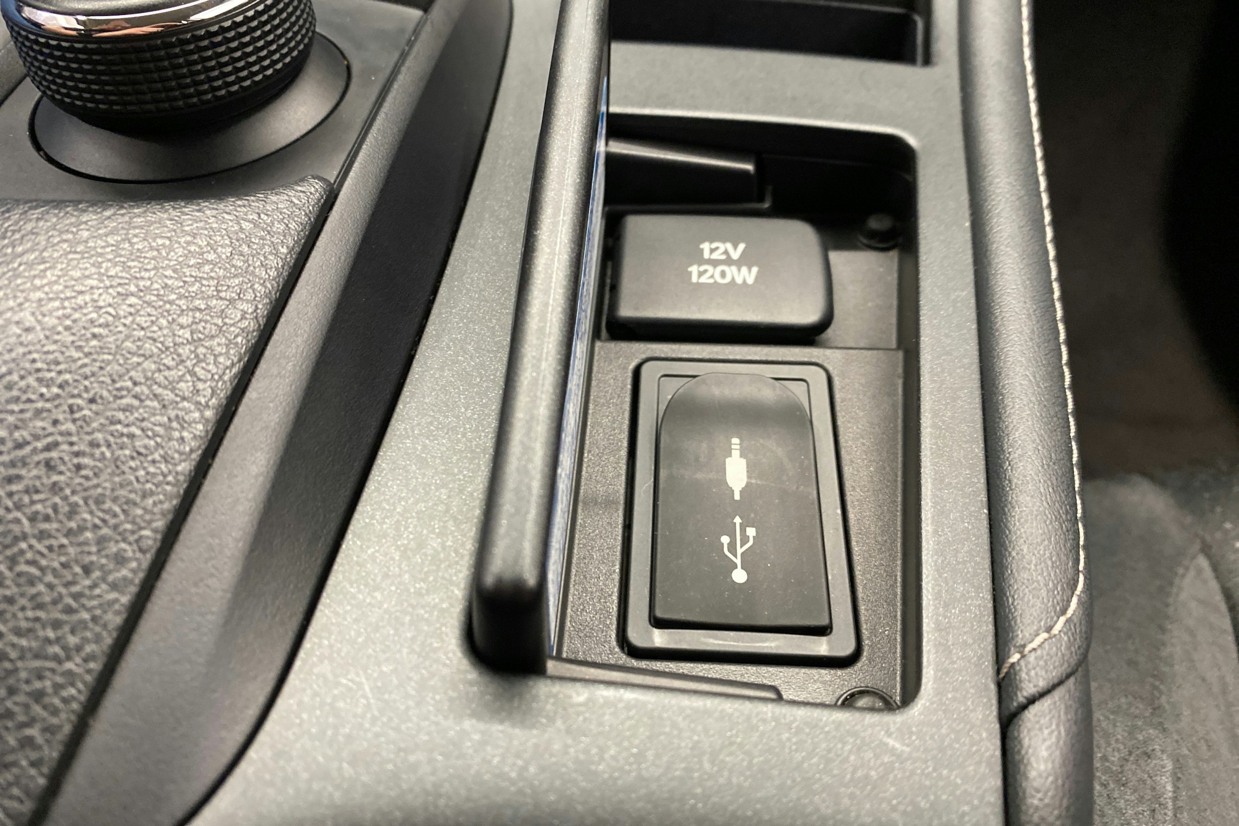 valkoinen Lexus CT 2016 kuva 19.