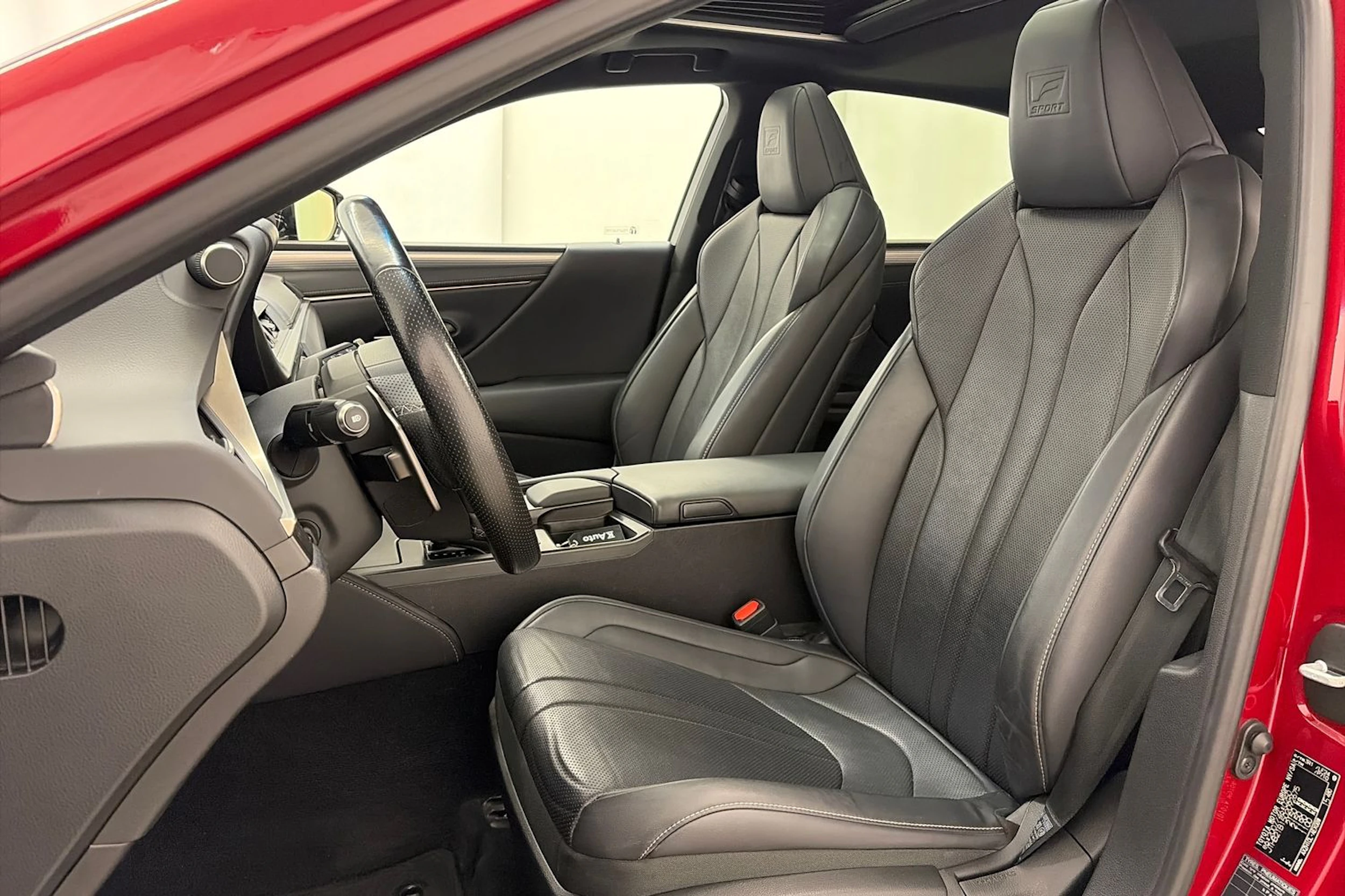 punainen Lexus ES 2020 kuva 13.