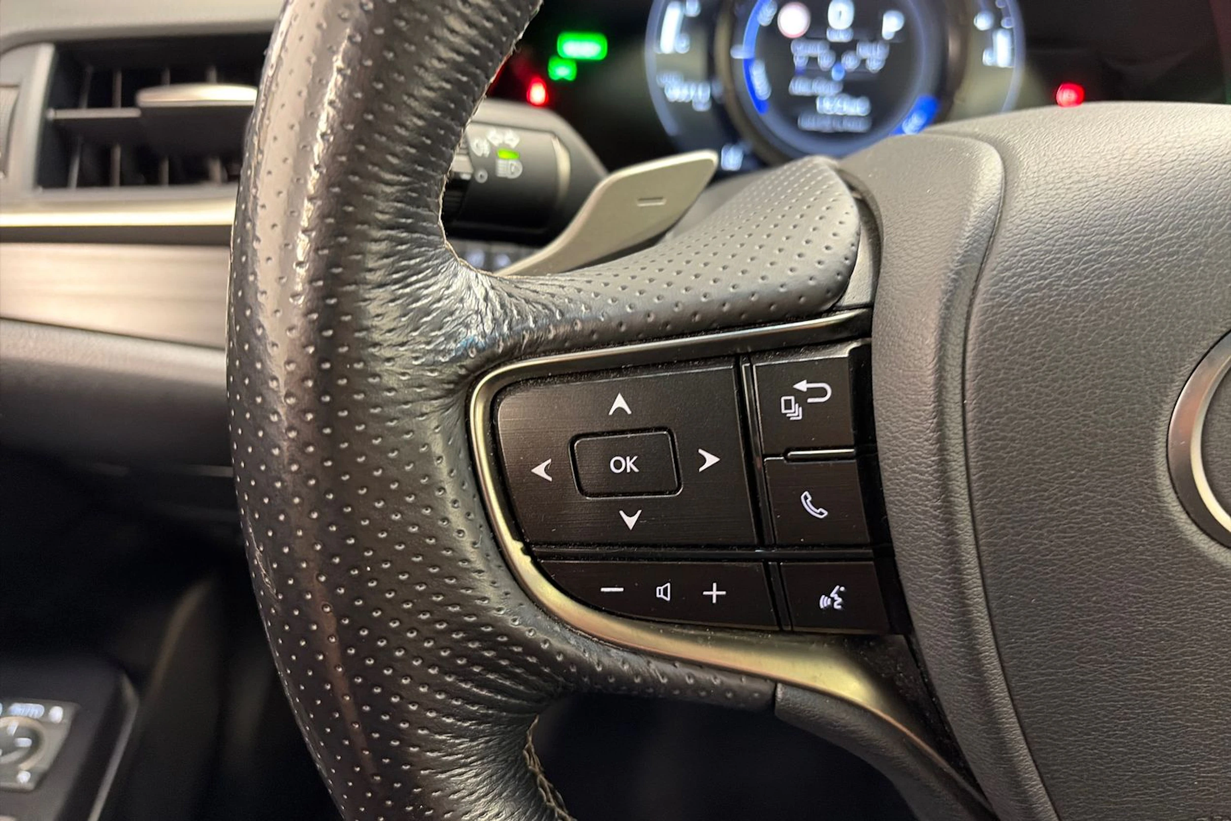 punainen Lexus ES 2020 kuva 18.