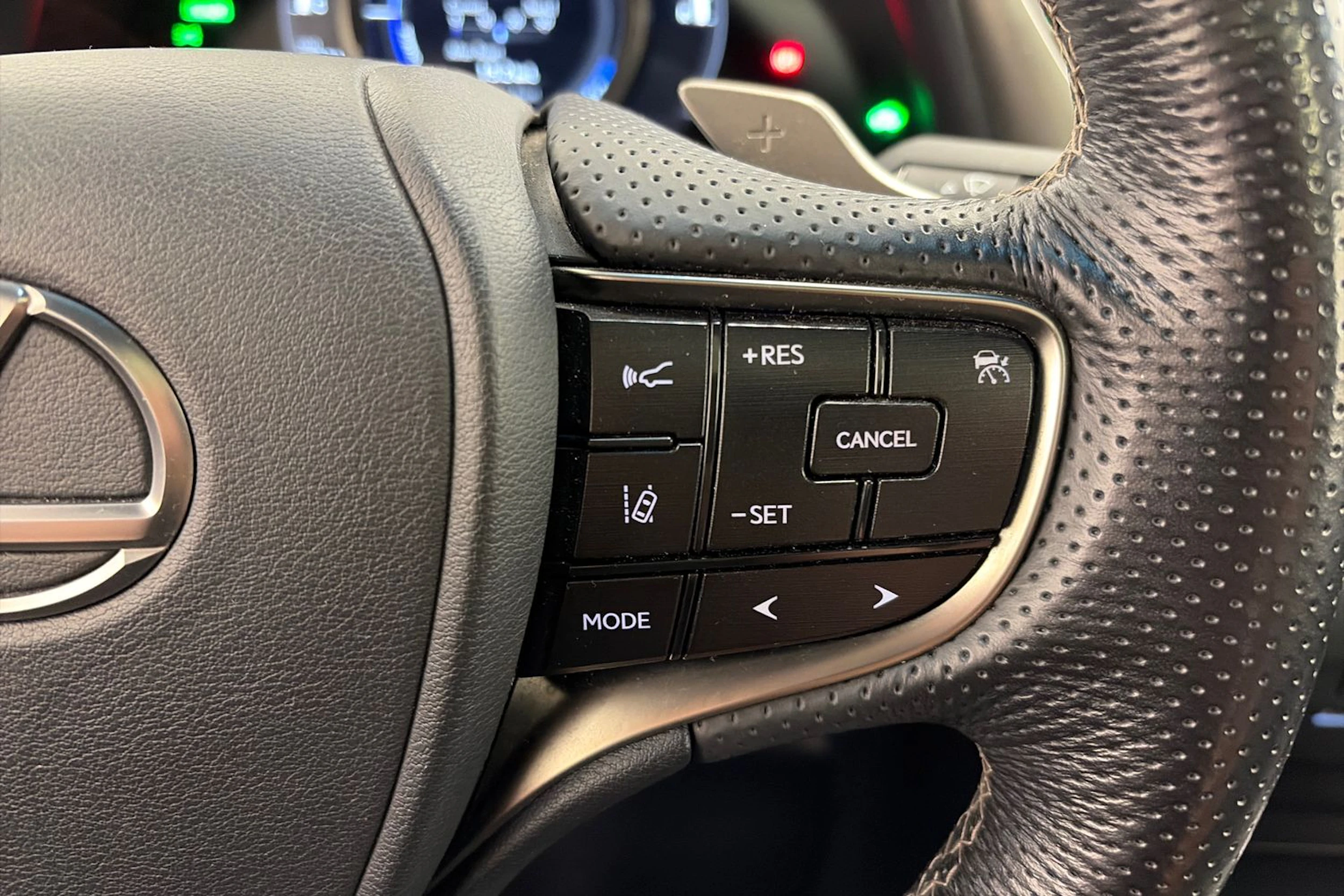 punainen Lexus ES 2020 kuva 19.