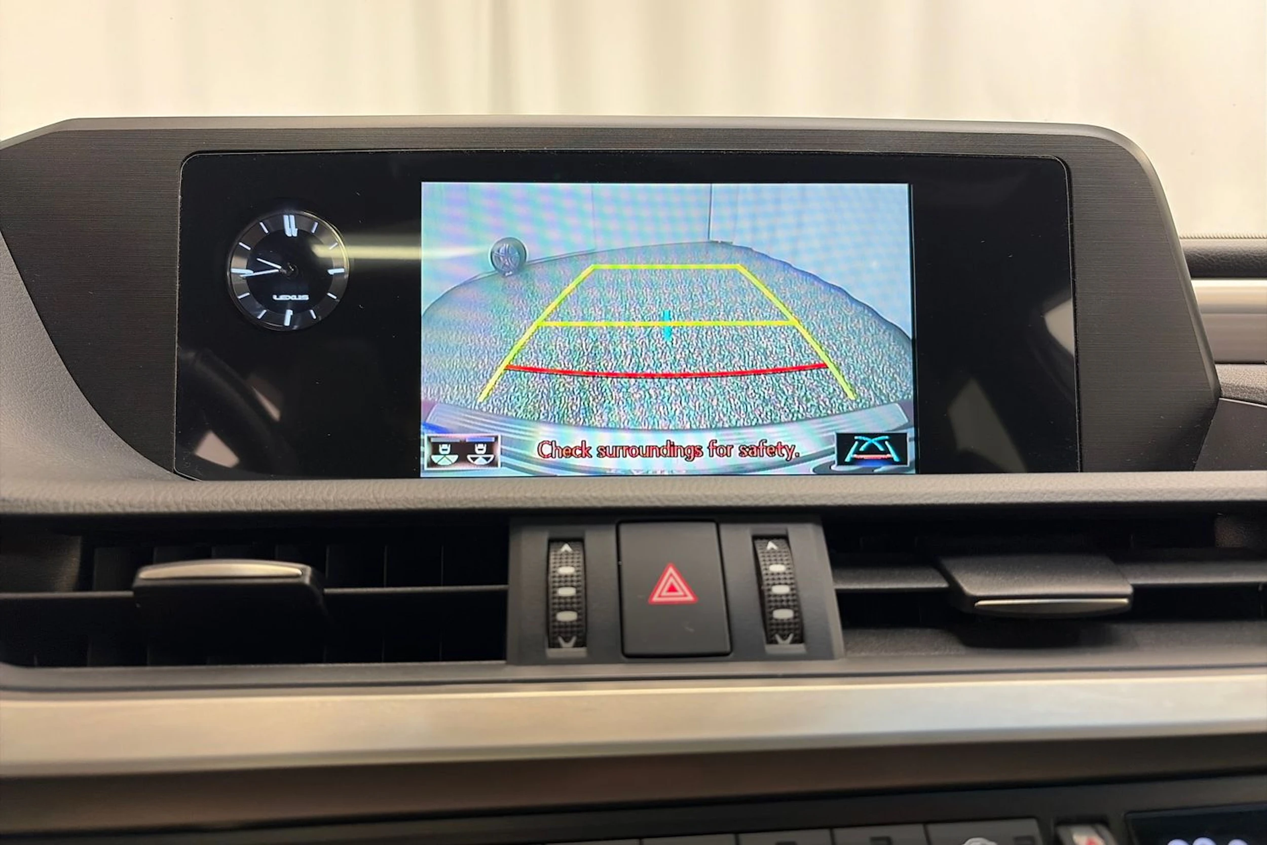 punainen Lexus ES 2020 kuva 22.
