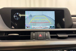 punainen Lexus ES 2020 kuva 22.