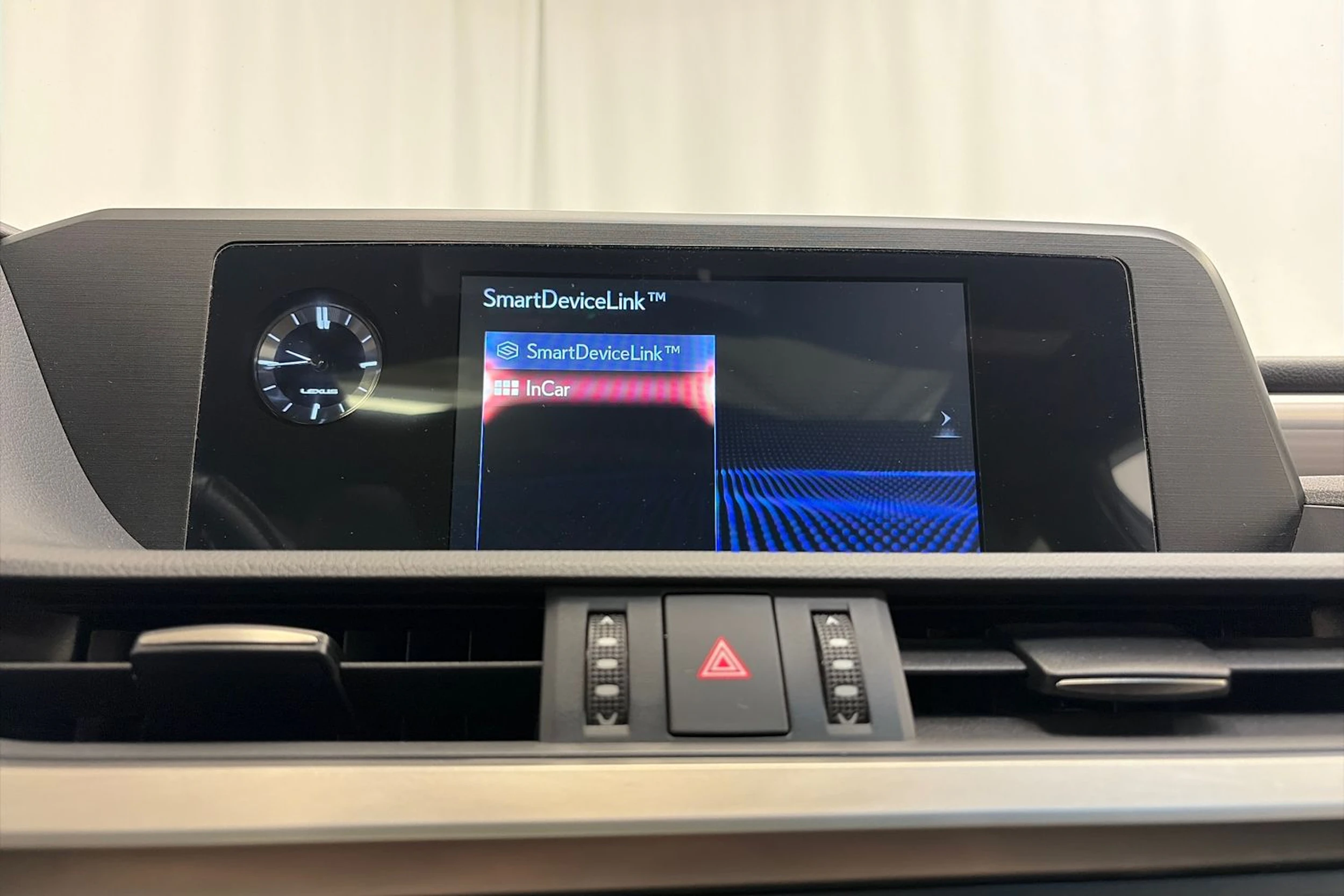 punainen Lexus ES 2020 kuva 23.