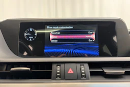 punainen Lexus ES 2020 kuva 25.