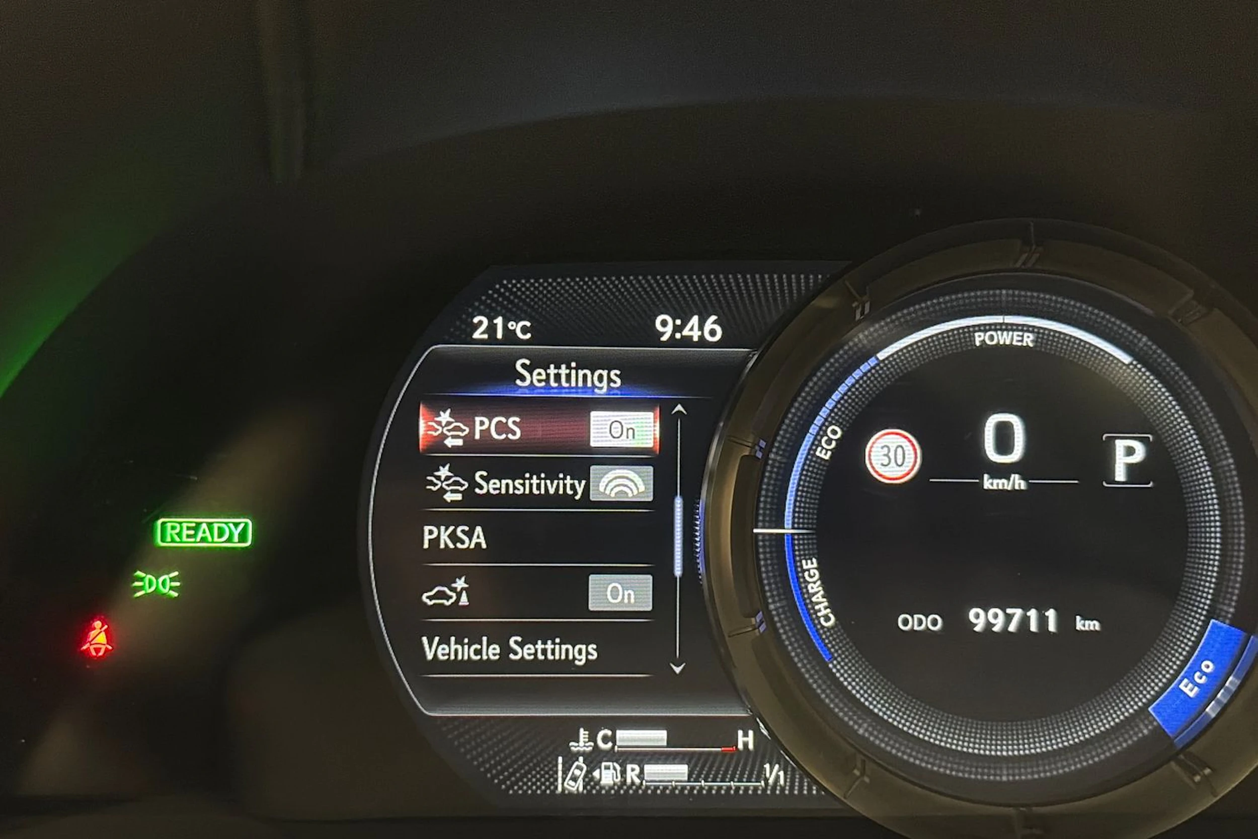 punainen Lexus ES 2020 kuva 28.