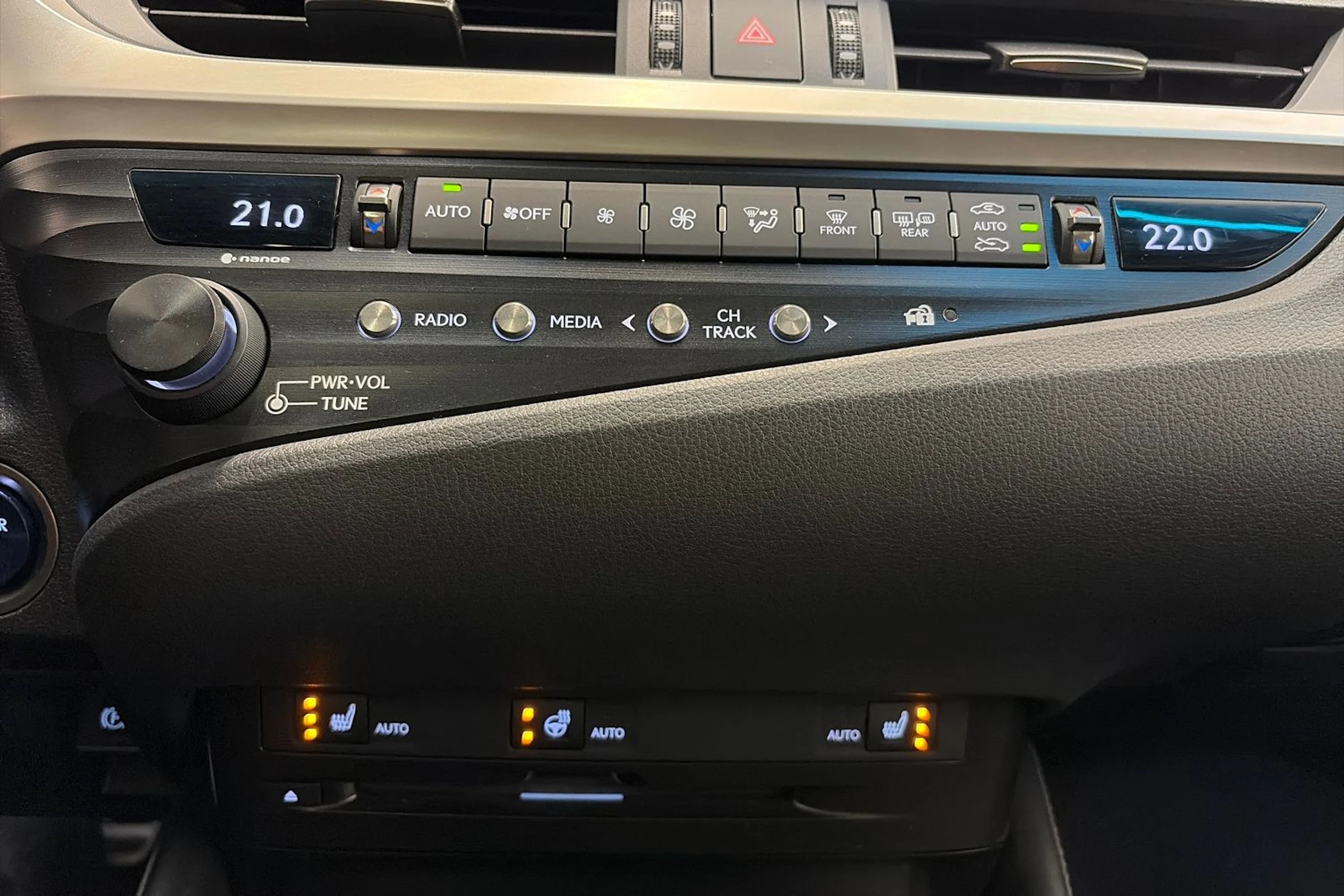 punainen Lexus ES 2020 kuva 30.