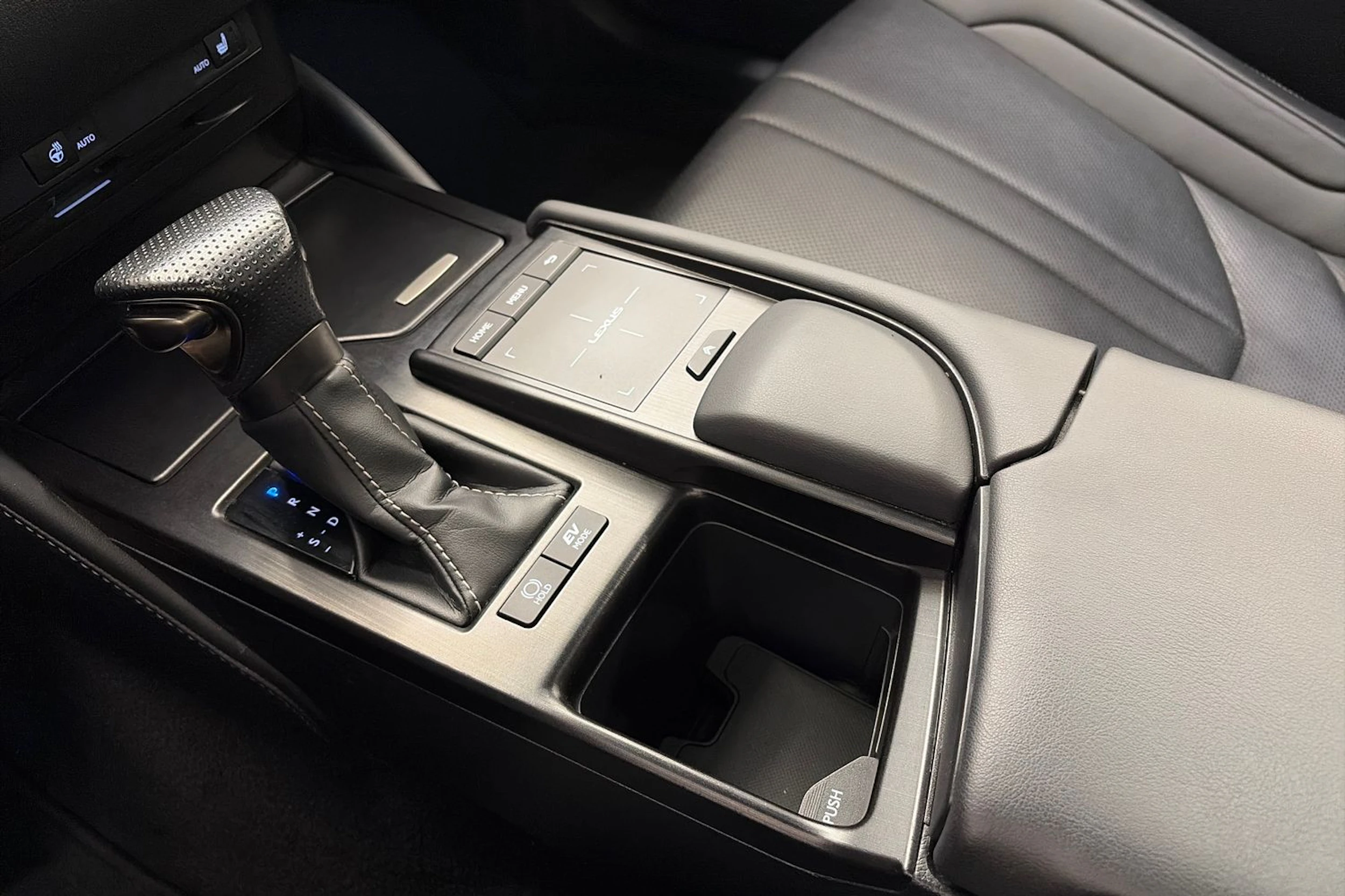 punainen Lexus ES 2020 kuva 31.