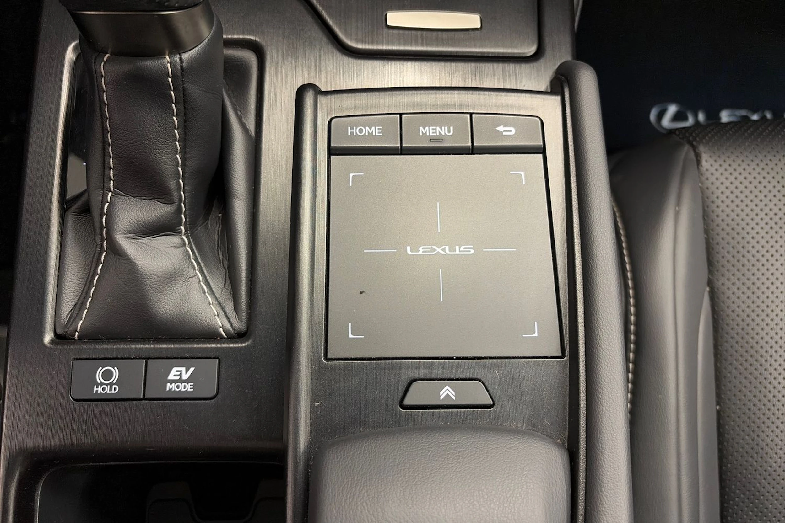 punainen Lexus ES 2020 kuva 32.