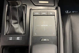 punainen Lexus ES 2020 kuva 32.