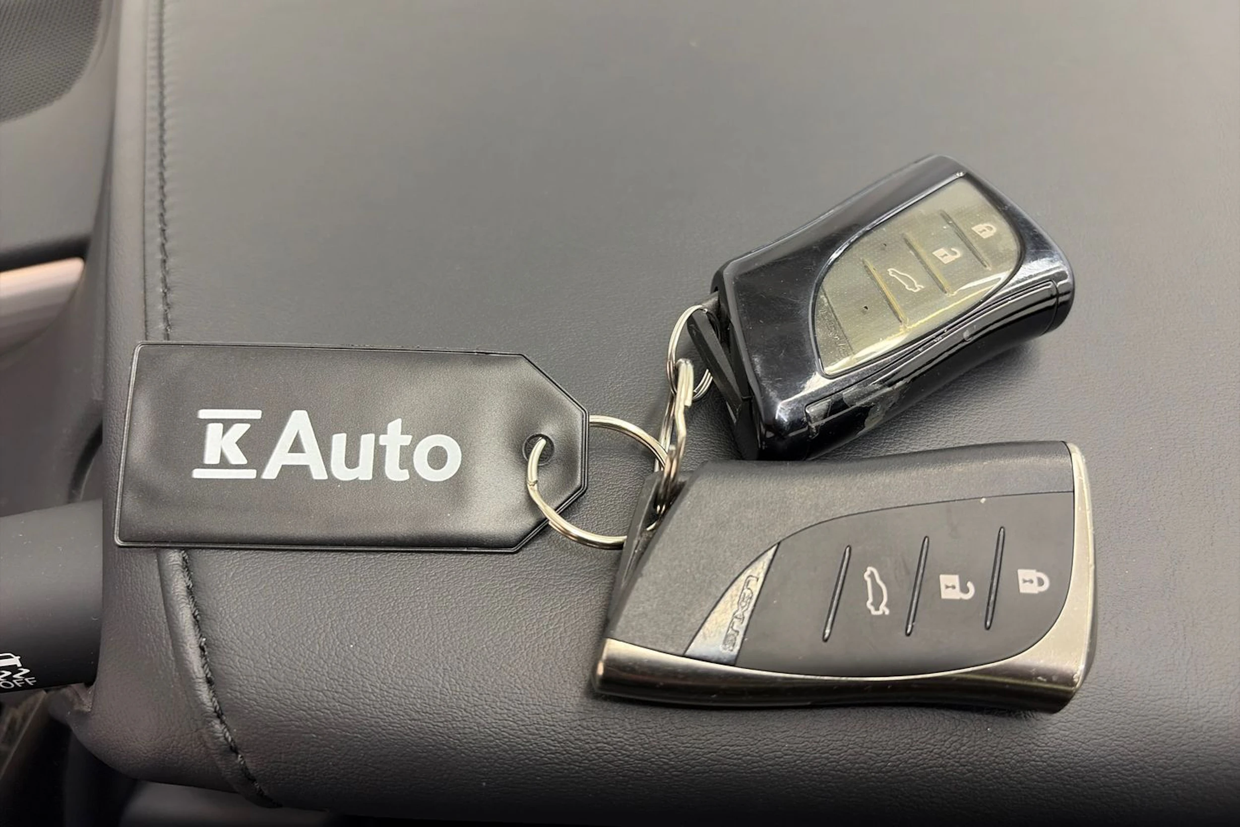 punainen Lexus ES 2020 kuva 37.