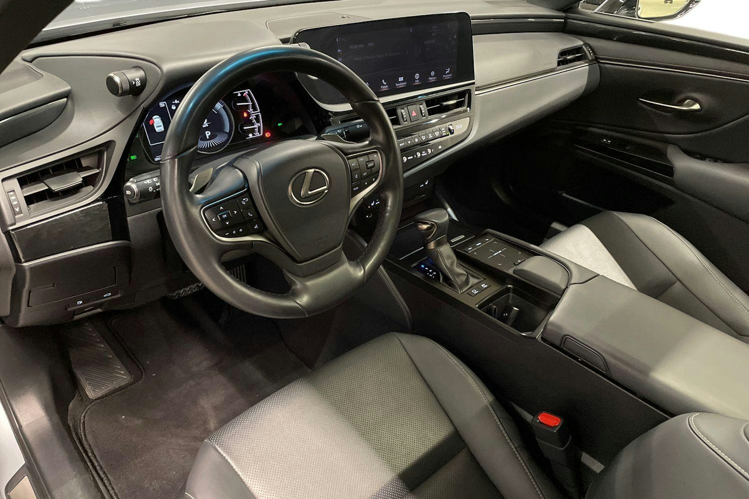 Hopea Lexus ES 2021 kuva 7.