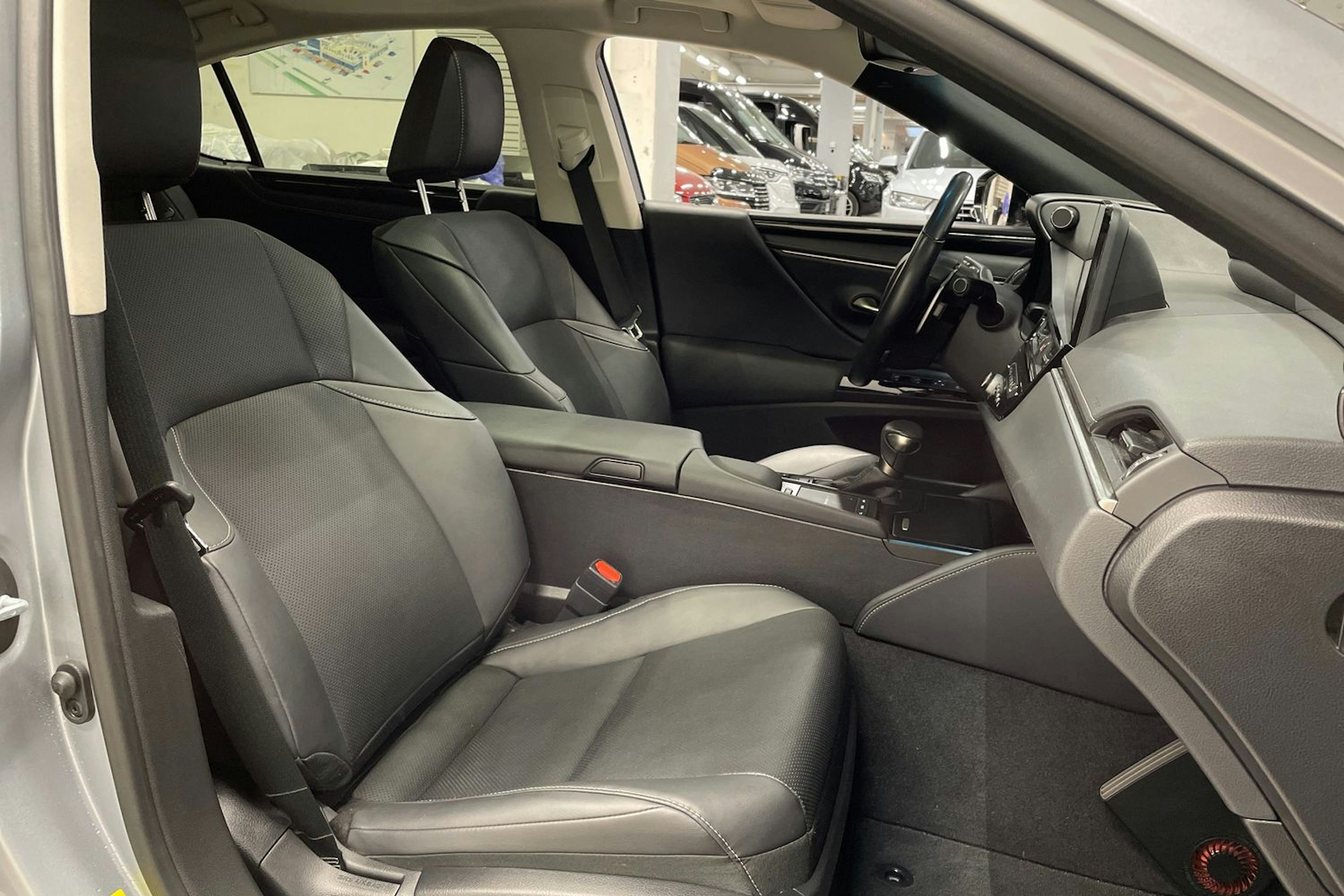 Hopea Lexus ES 2021 kuva 28.