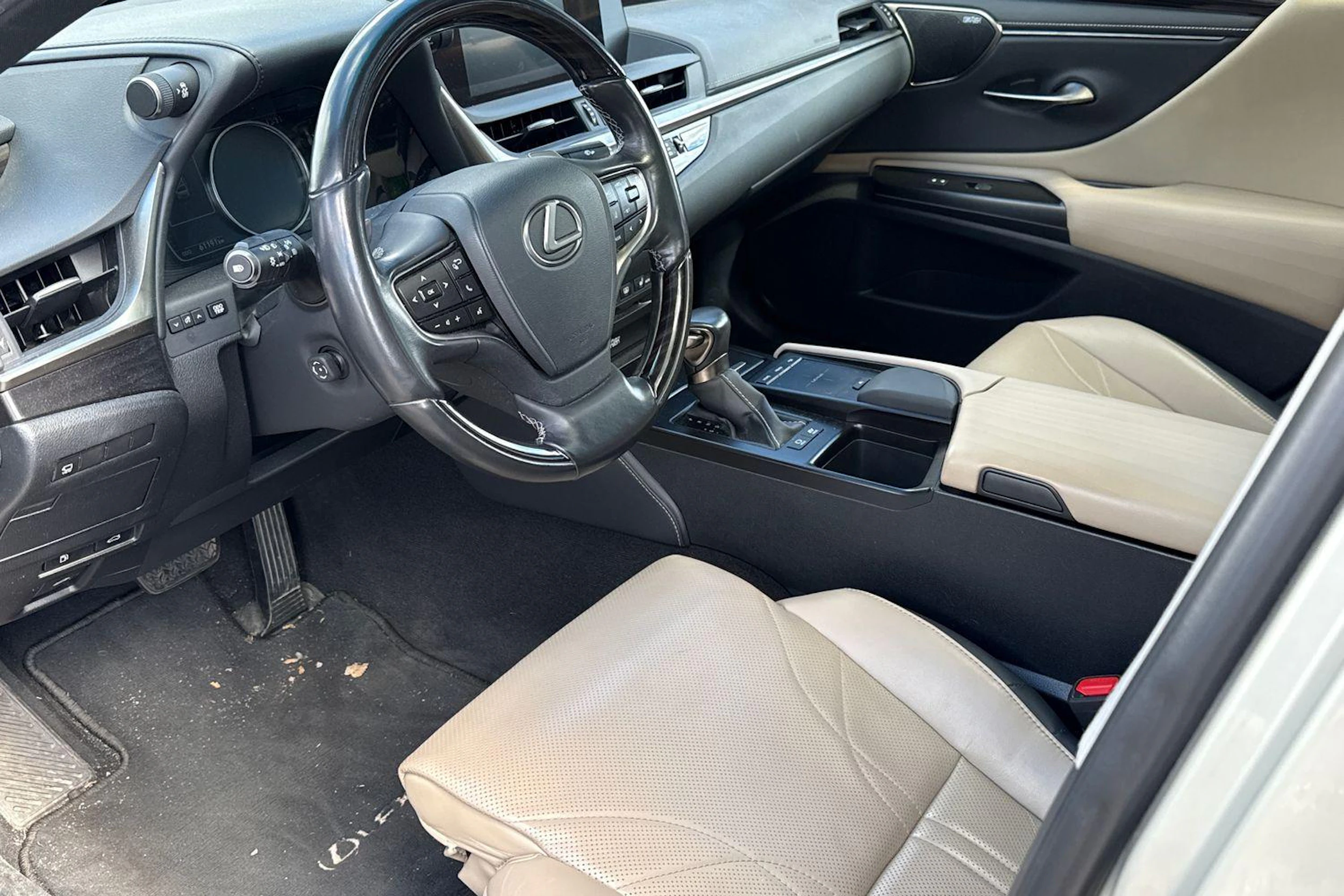 harmaa Lexus ES 2021 kuva 3.