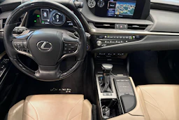 harmaa Lexus ES 2021 kuva 9.