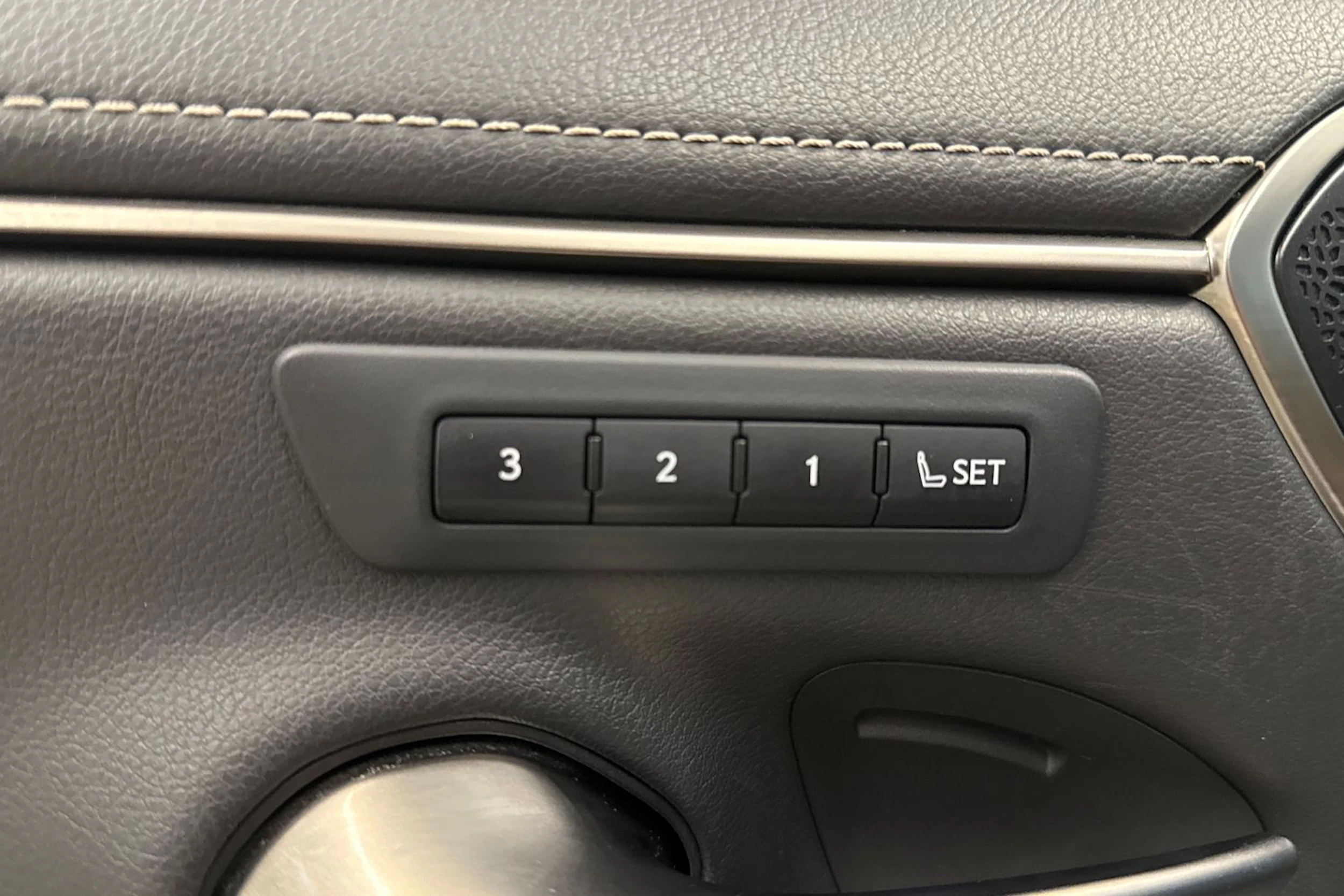 harmaa Lexus ES 2021 kuva 16.