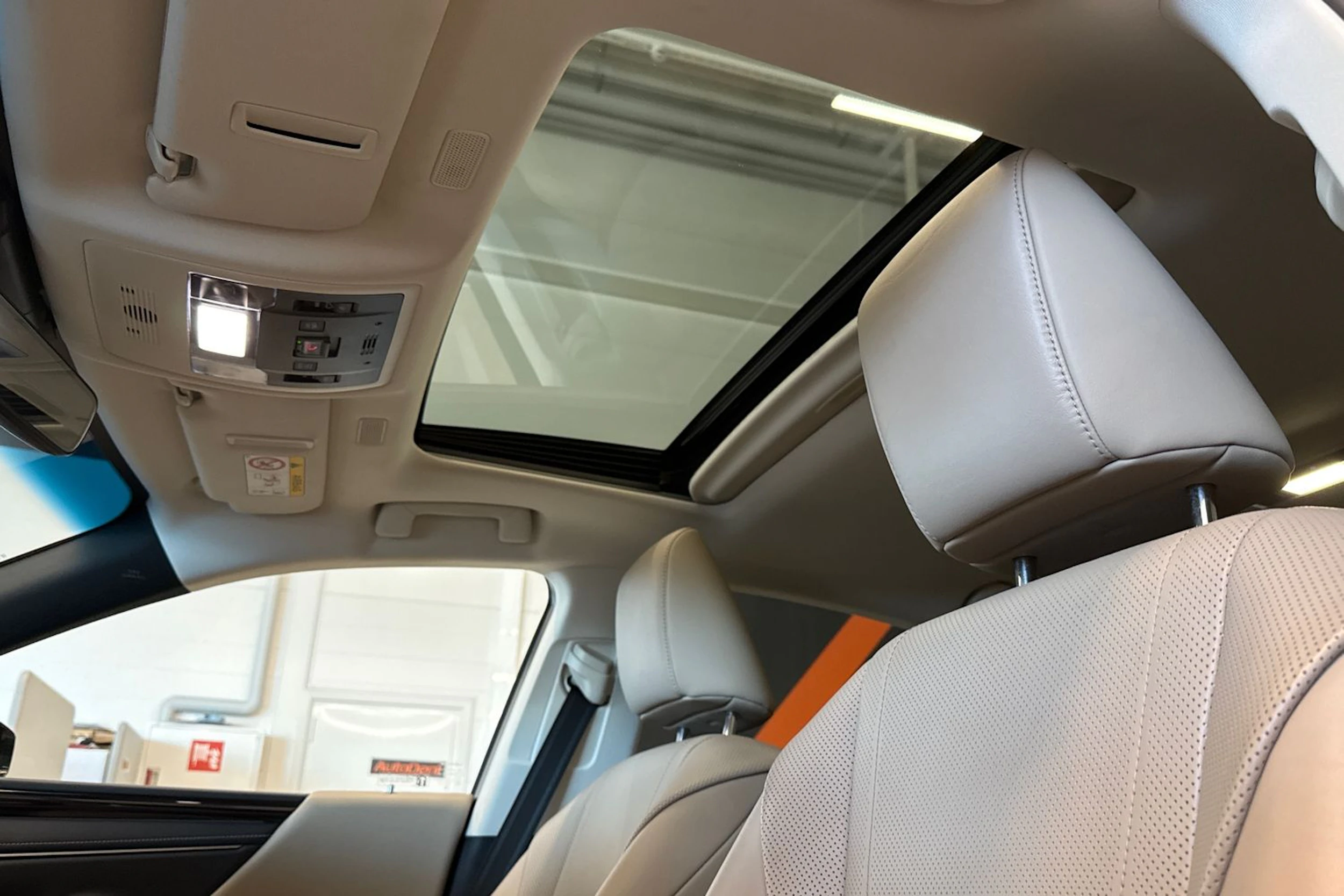 harmaa Lexus ES 2021 kuva 17.