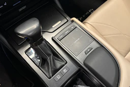 harmaa Lexus ES 2021 kuva 27.
