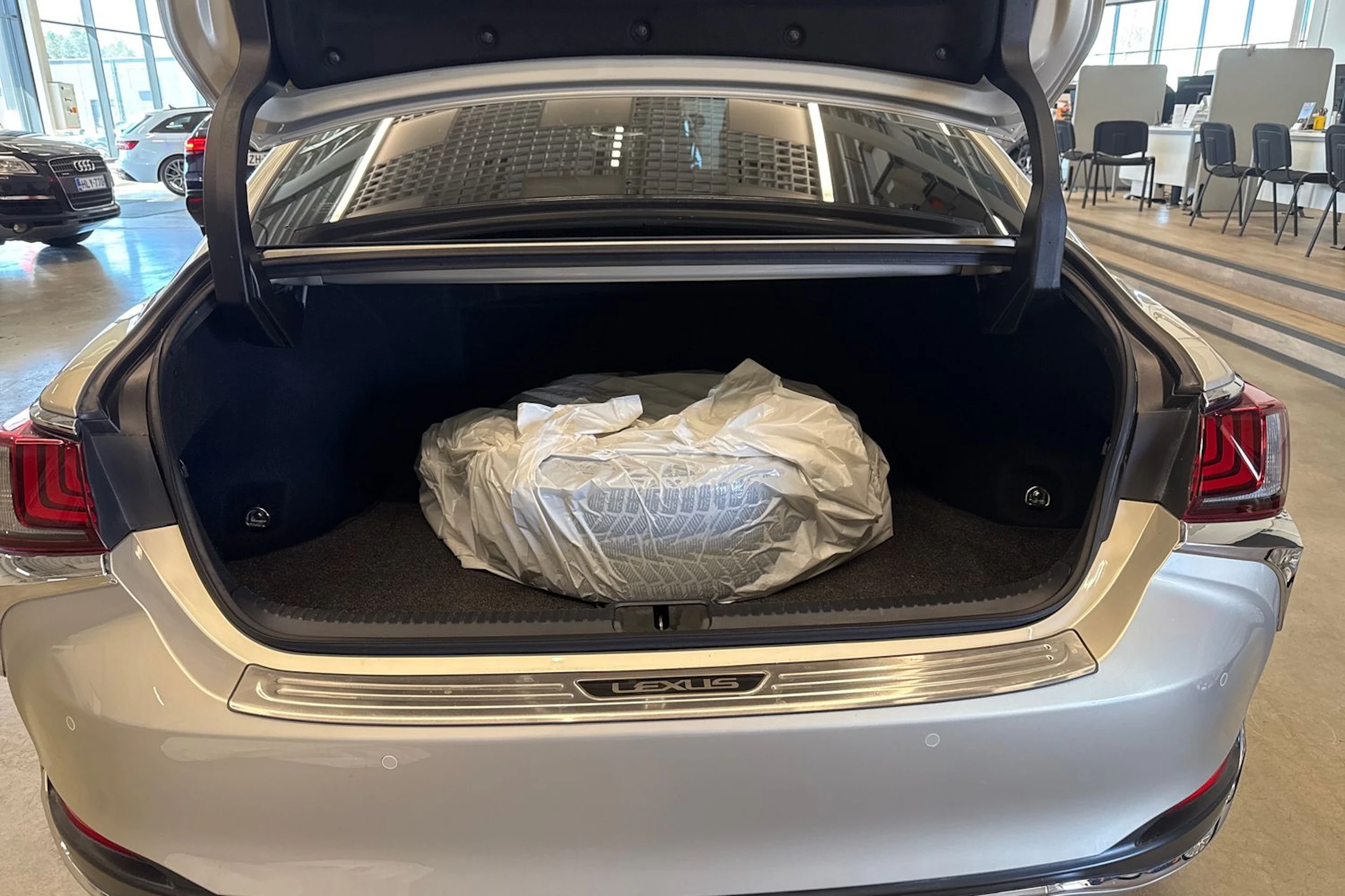 harmaa Lexus ES 2021 kuva 30.