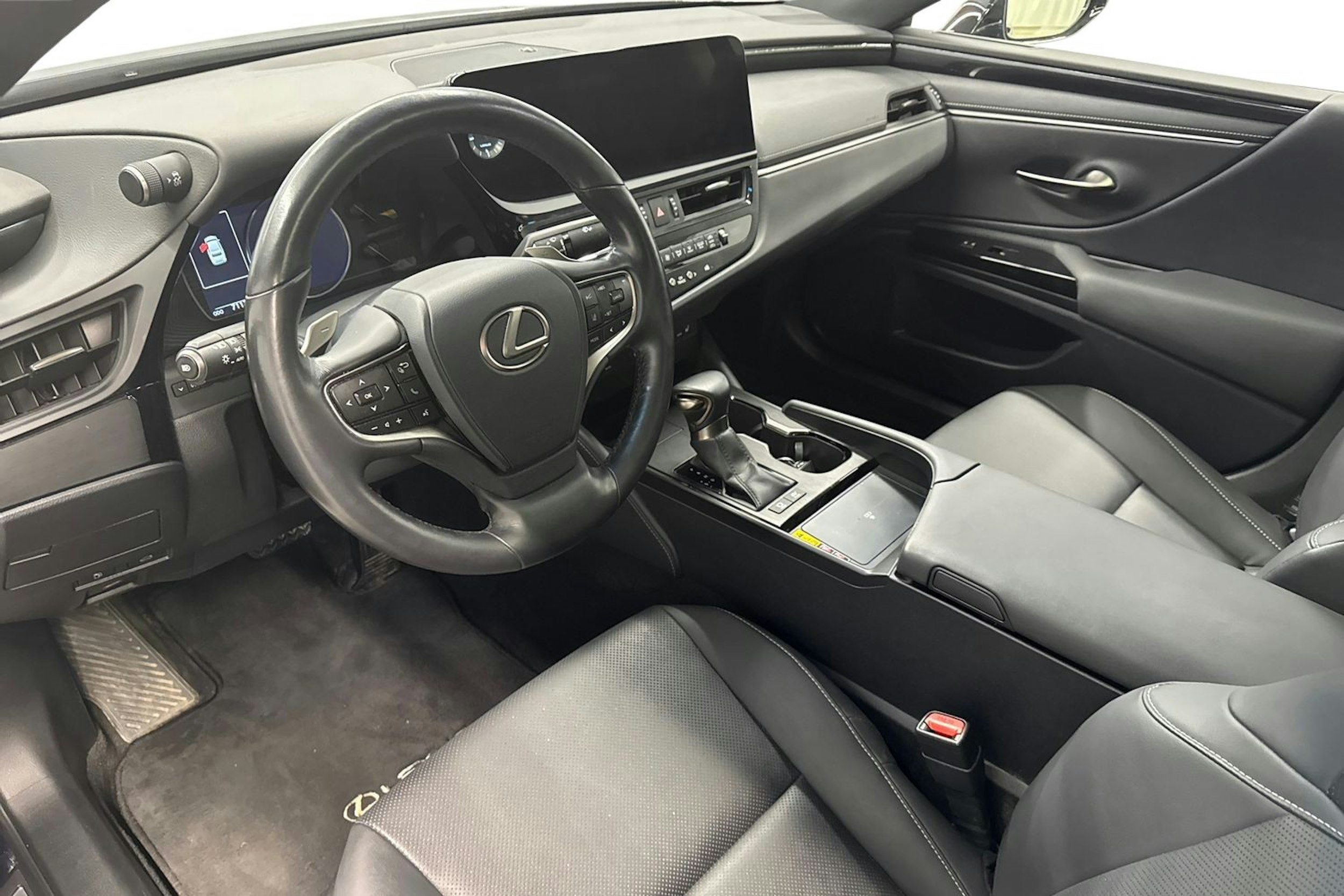 sininen Lexus ES 2022 kuva 7.