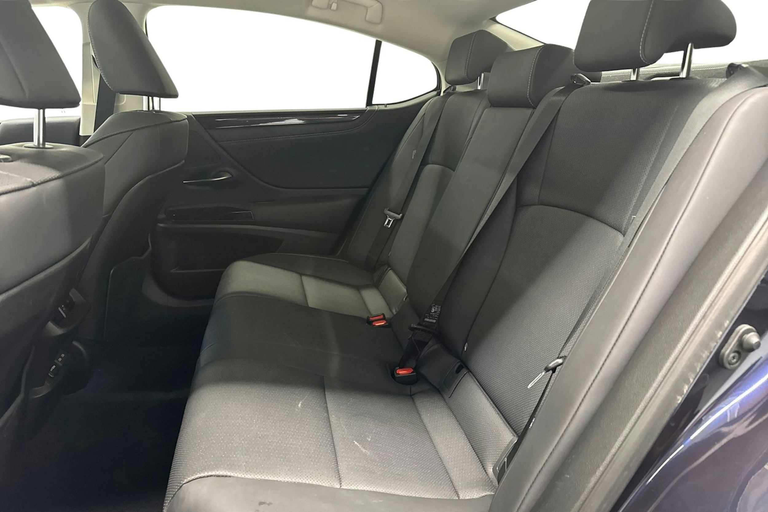 sininen Lexus ES 2022 kuva 10.