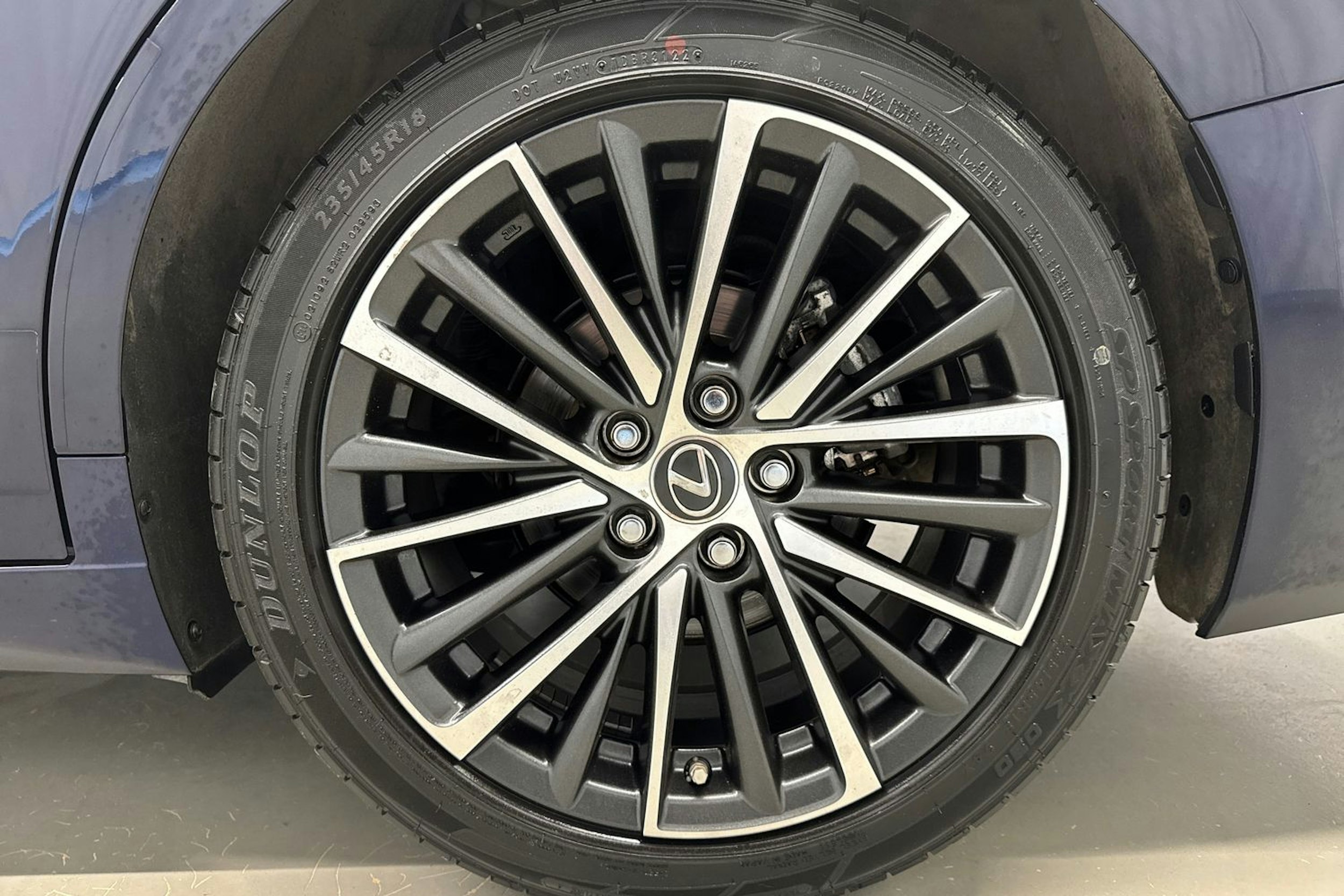 sininen Lexus ES 2022 kuva 13.