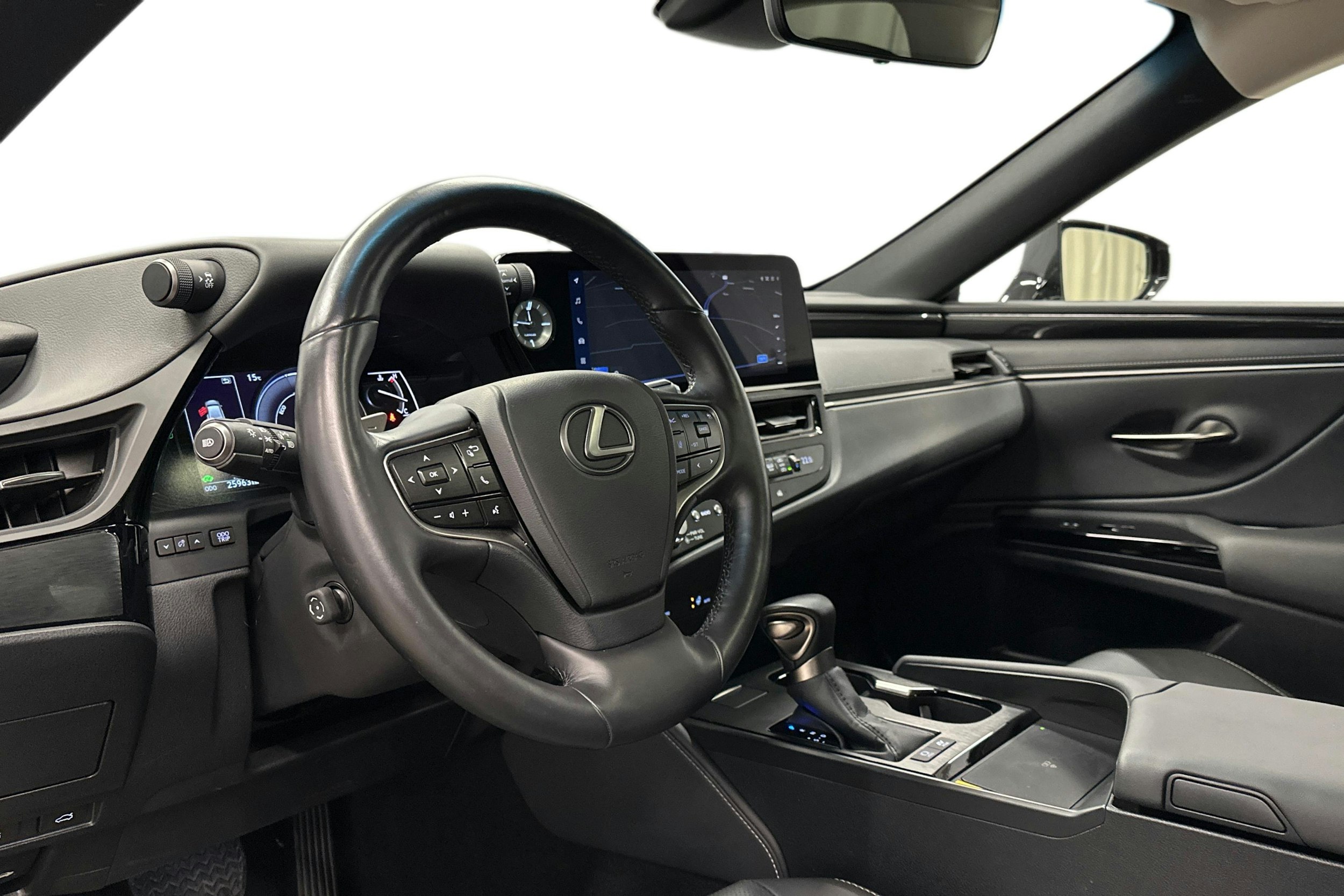 harmaa Lexus ES 2024 kuva 7.