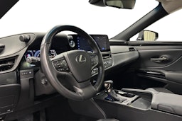 harmaa Lexus ES 2024 kuva 7.