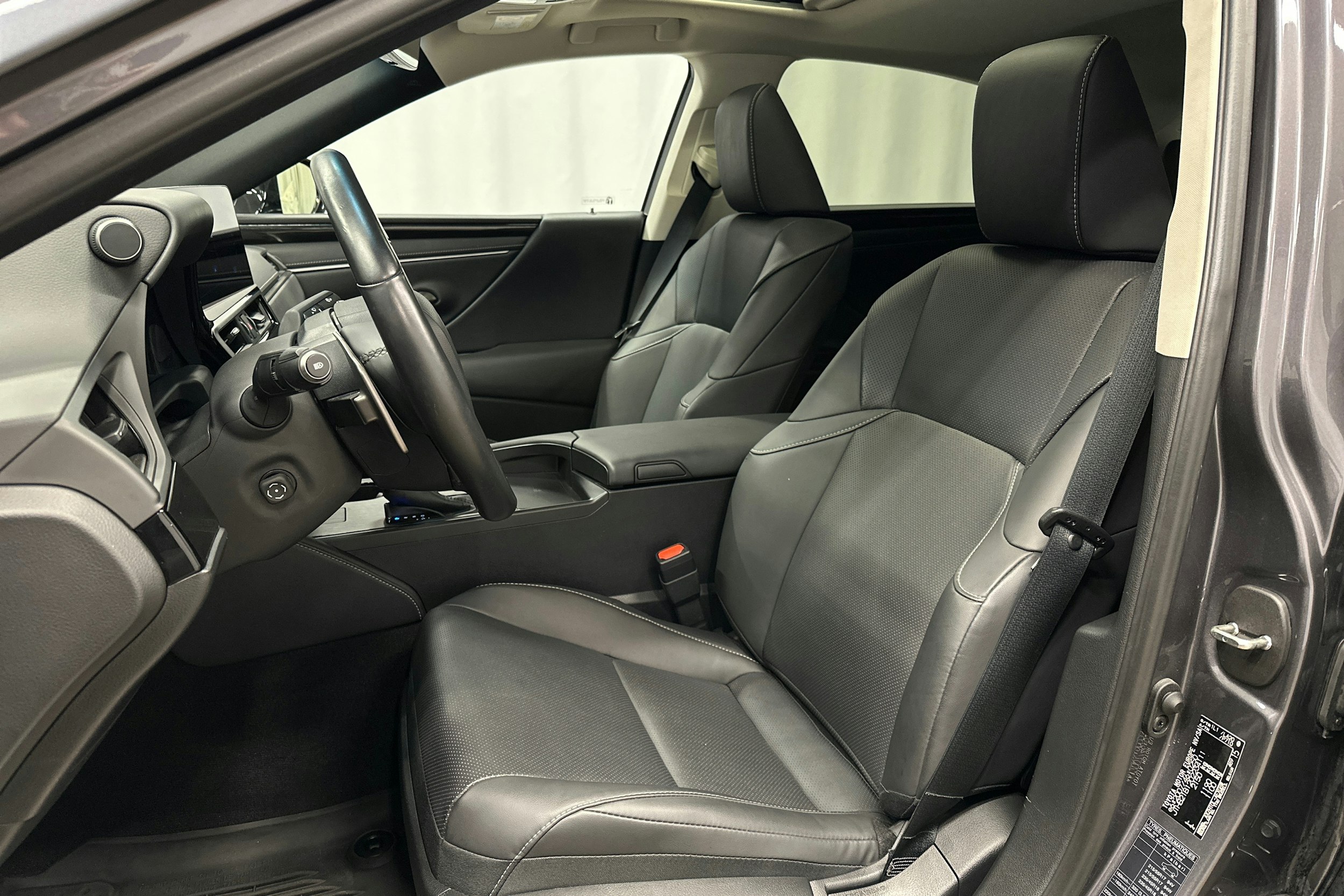 harmaa Lexus ES 2024 kuva 15.