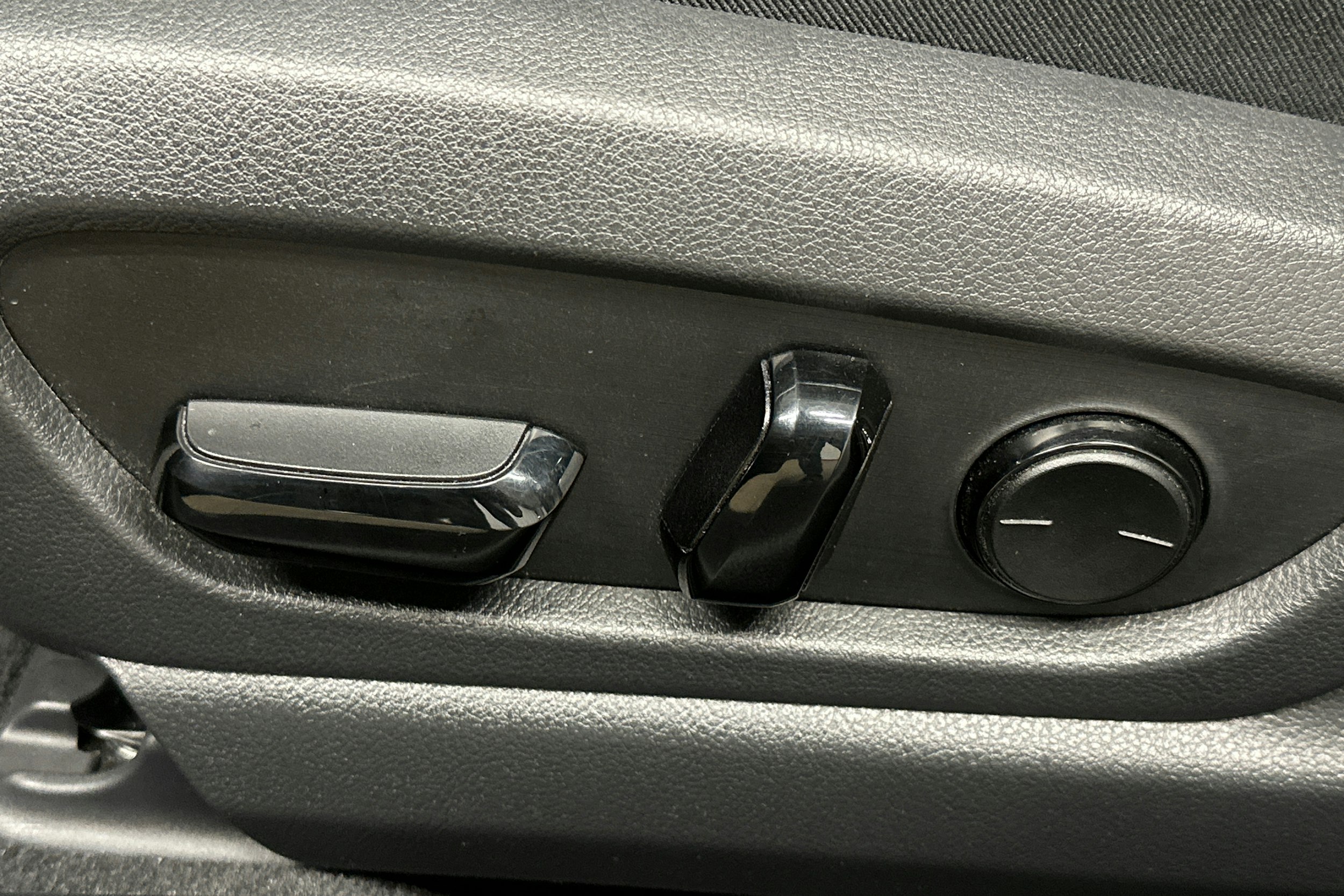 harmaa Lexus ES 2024 kuva 16.