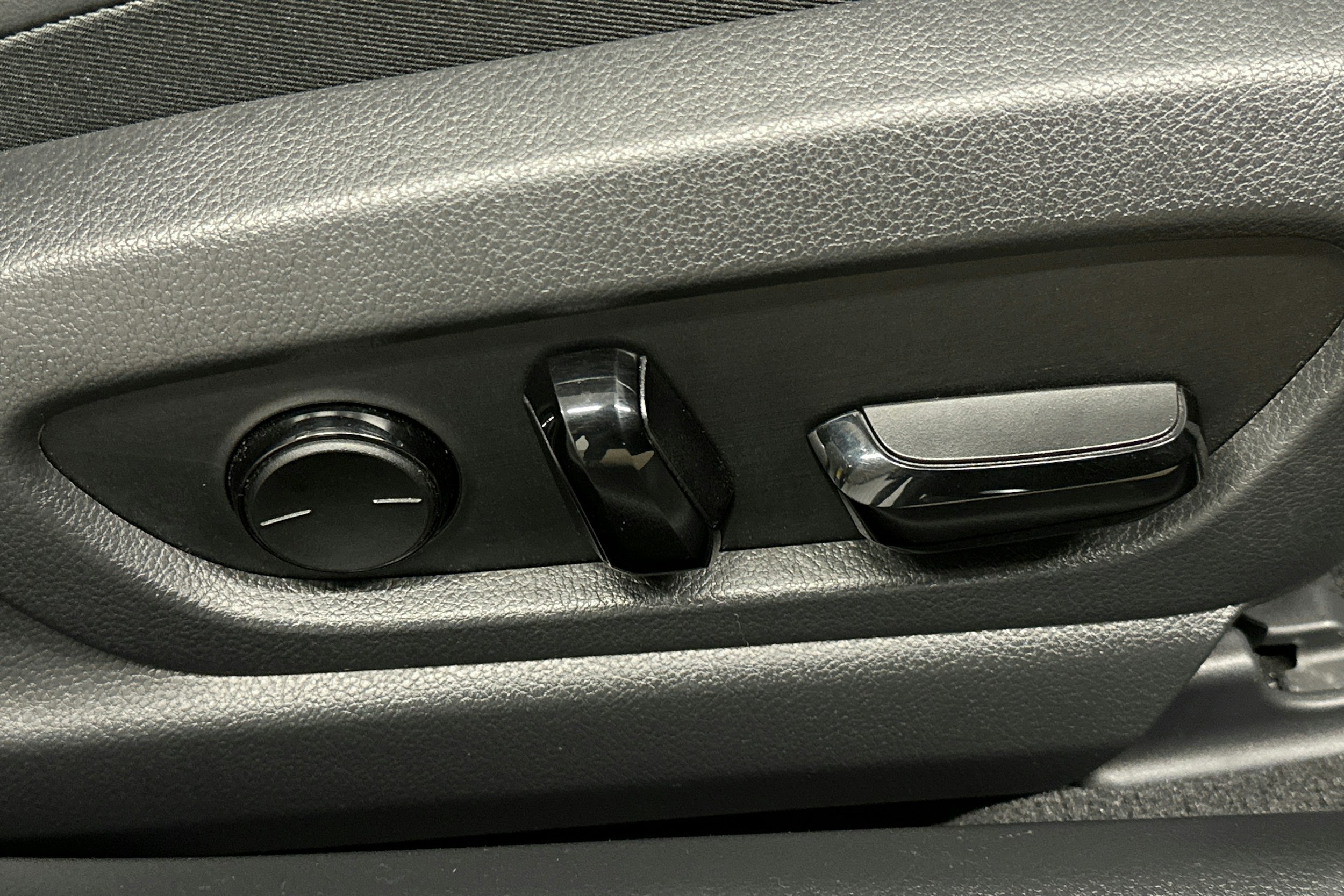 harmaa Lexus ES 2024 kuva 17.