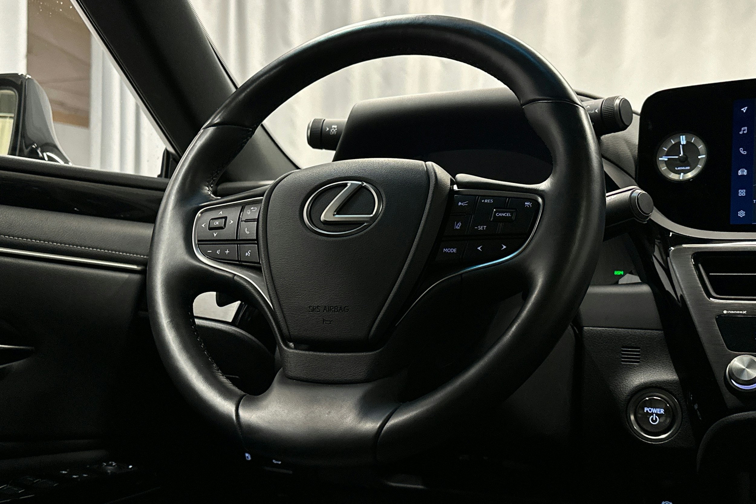 harmaa Lexus ES 2024 kuva 18.