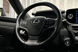 harmaa Lexus ES 2024 kuva 18.