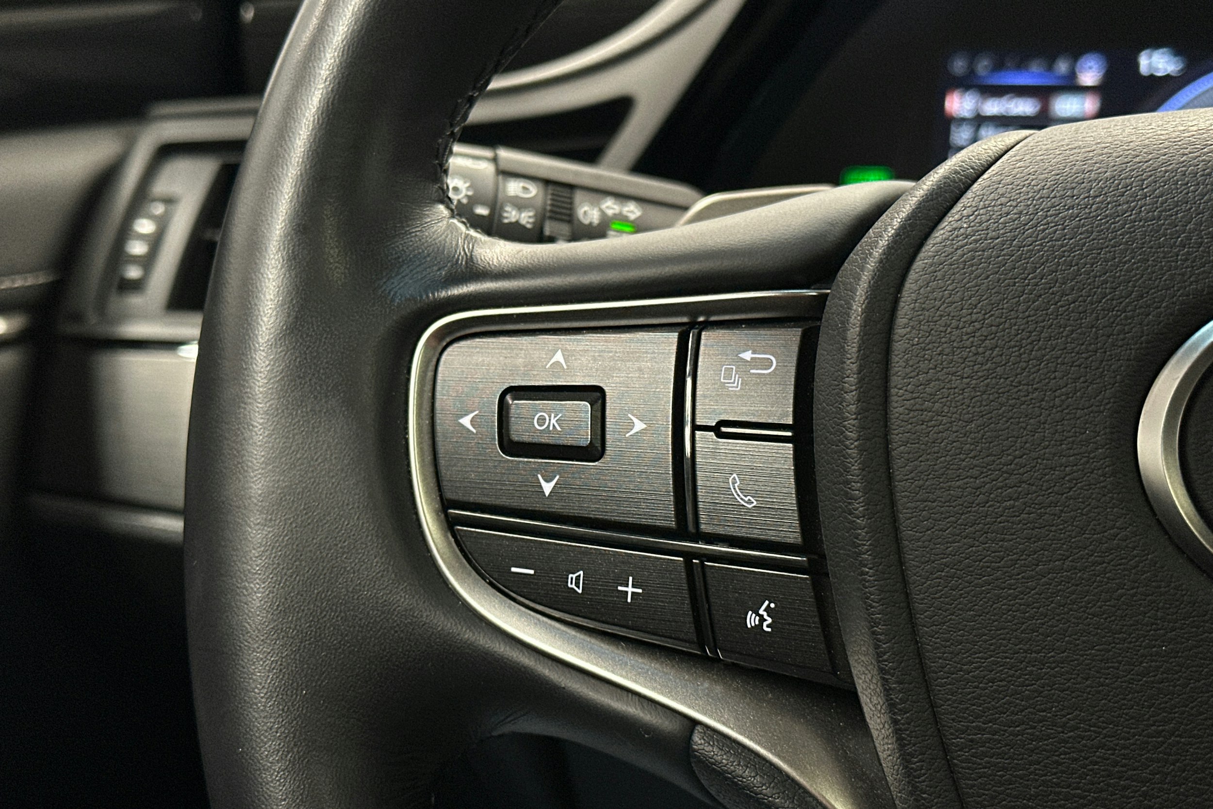 harmaa Lexus ES 2024 kuva 19.