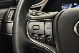 harmaa Lexus ES 2024 kuva 19.