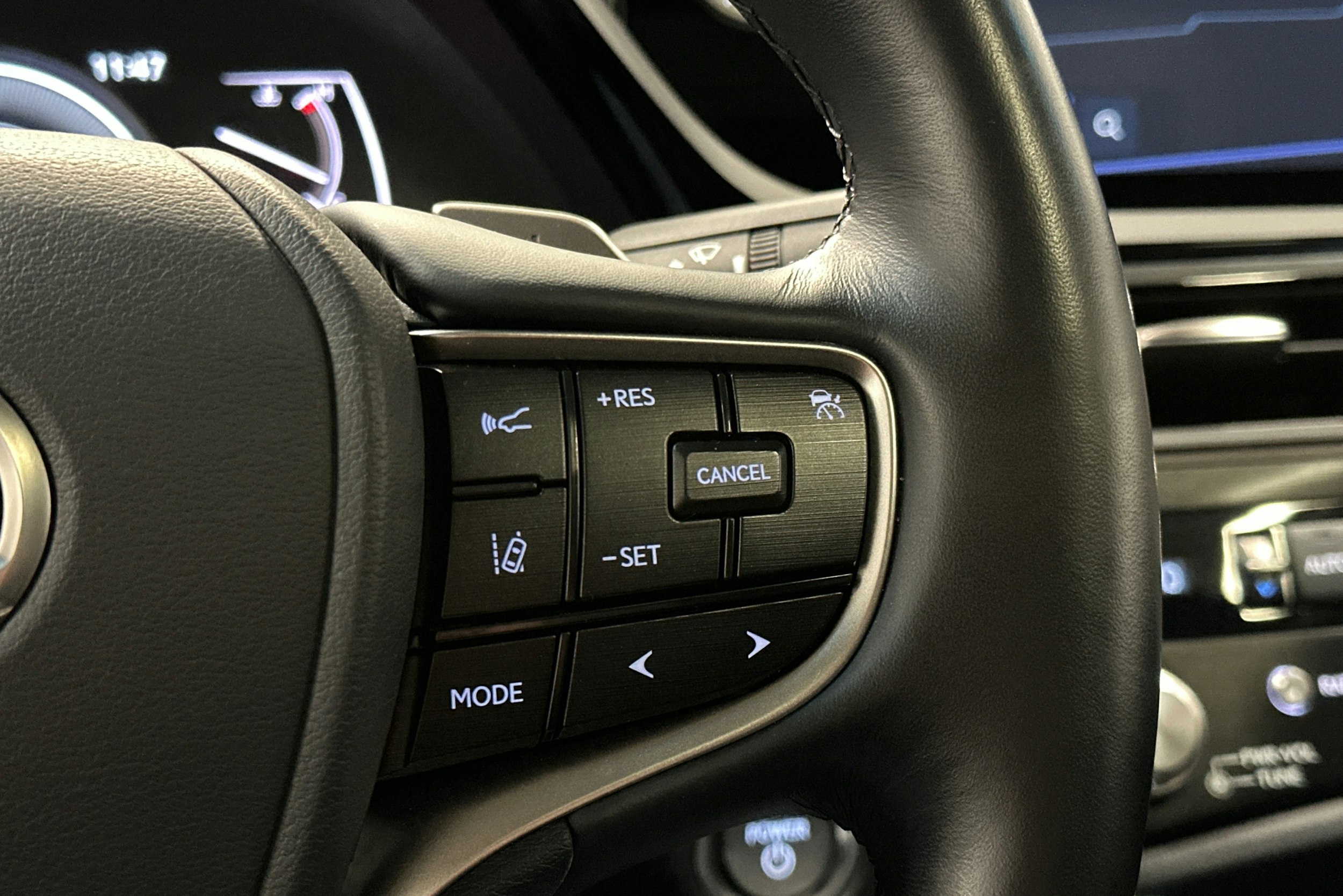 harmaa Lexus ES 2024 kuva 20.