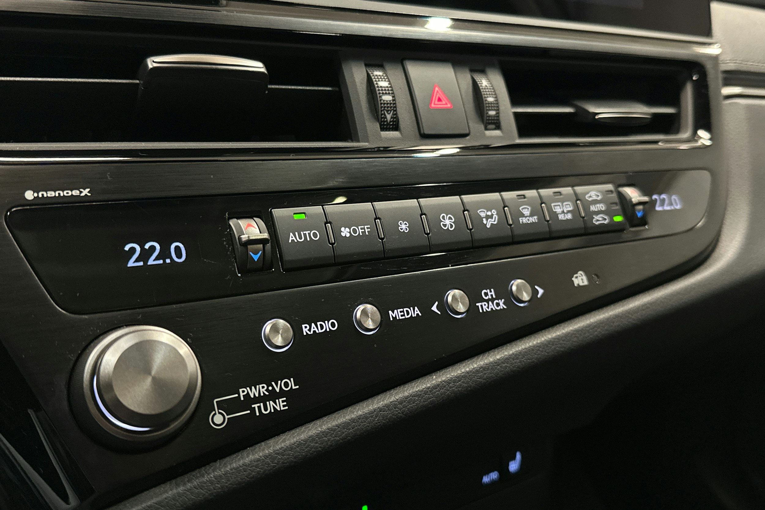 harmaa Lexus ES 2024 kuva 27.