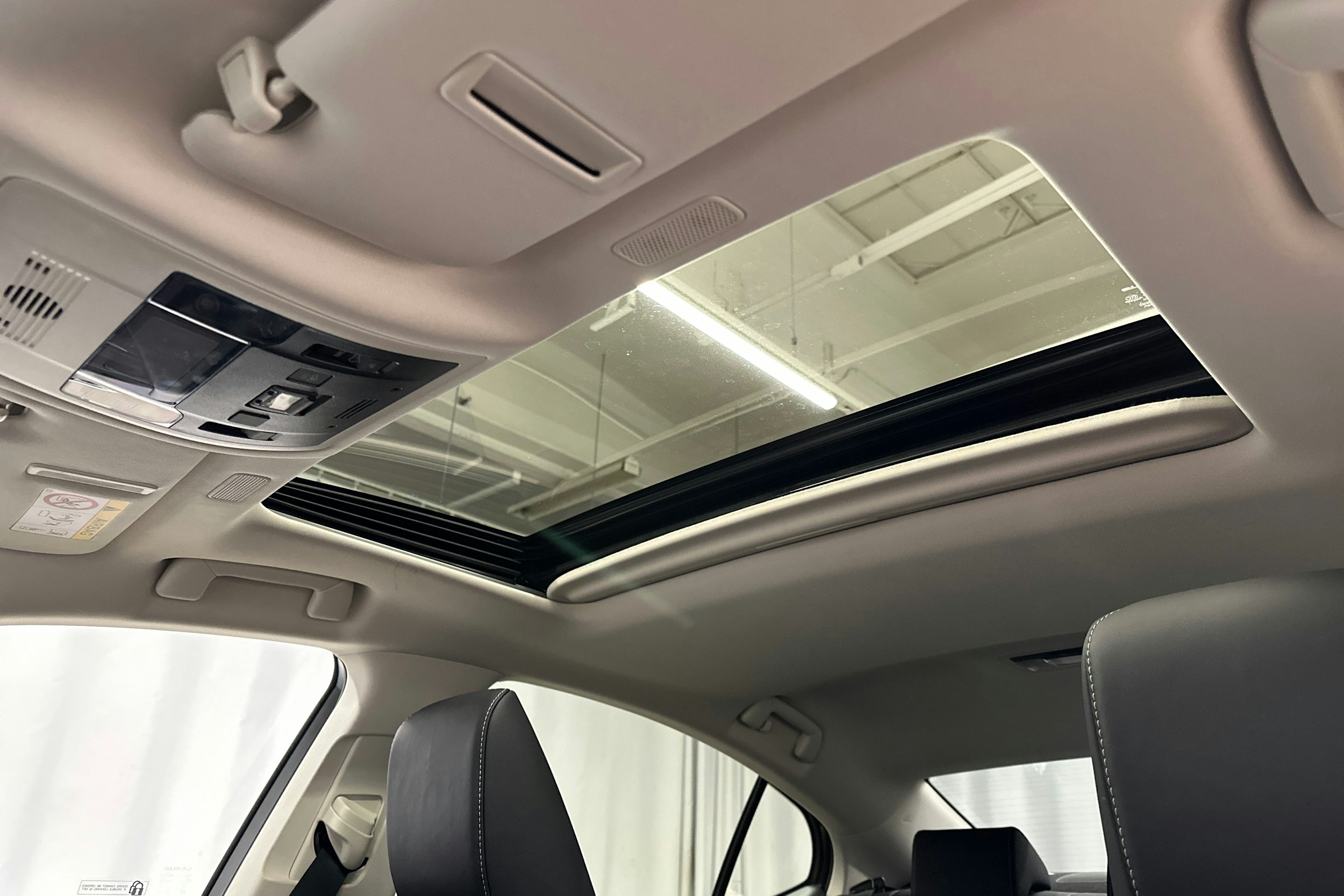 harmaa Lexus ES 2024 kuva 31.