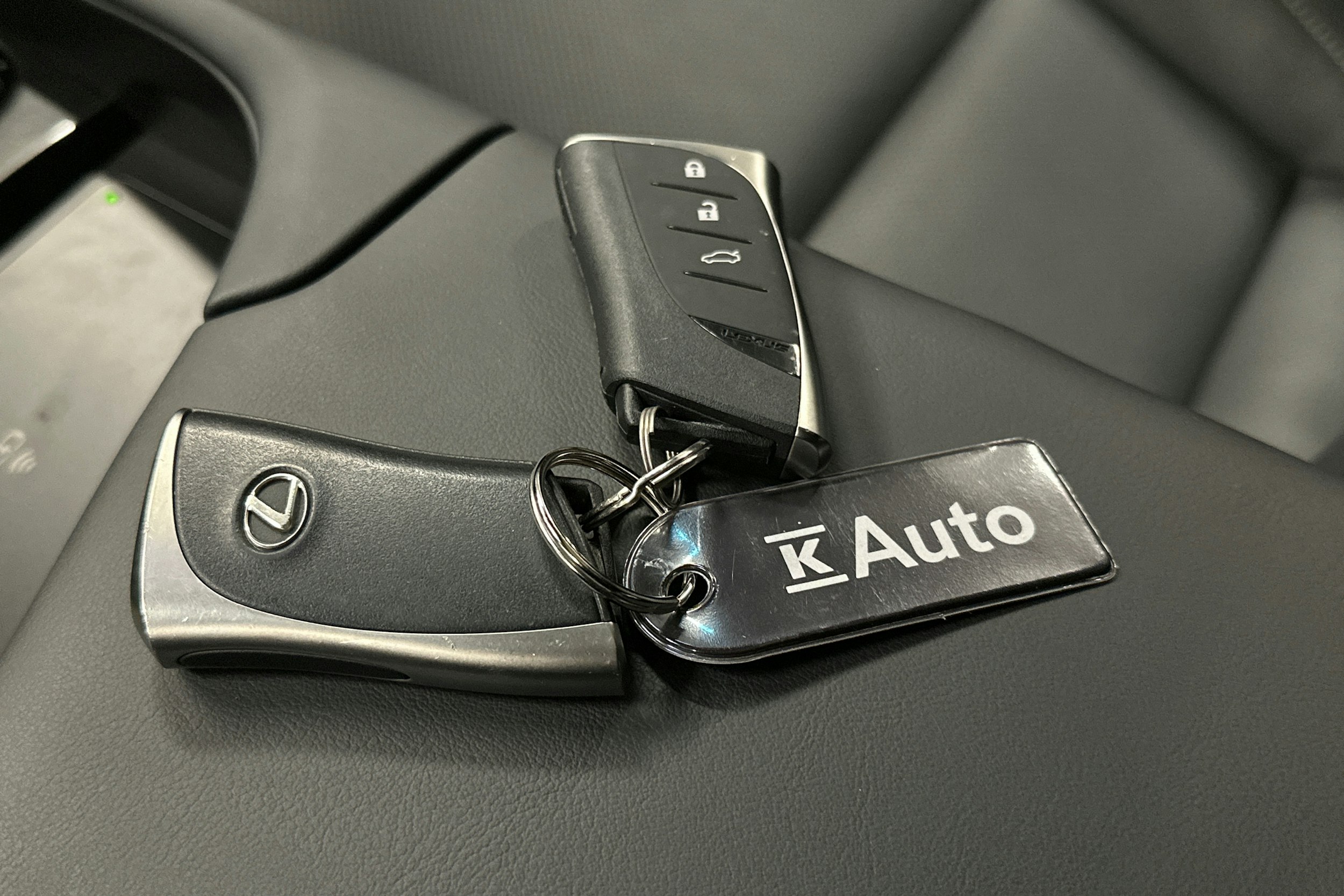 harmaa Lexus ES 2024 kuva 32.