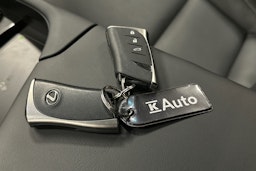 harmaa Lexus ES 2024 kuva 32.