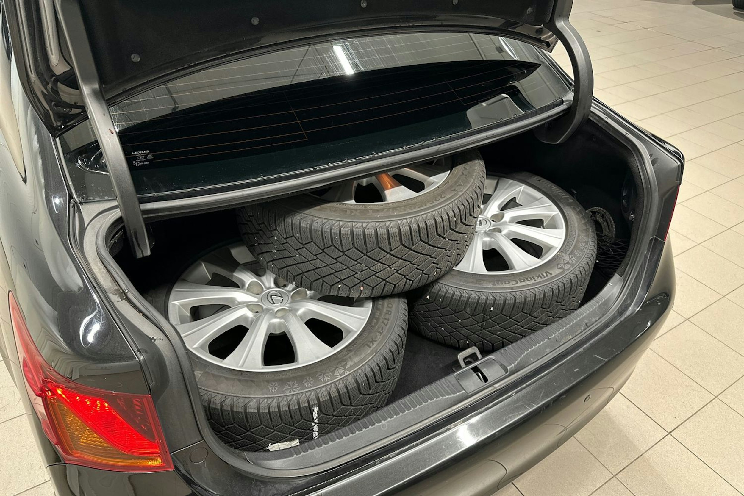 musta Lexus GS 2013 kuva 33.