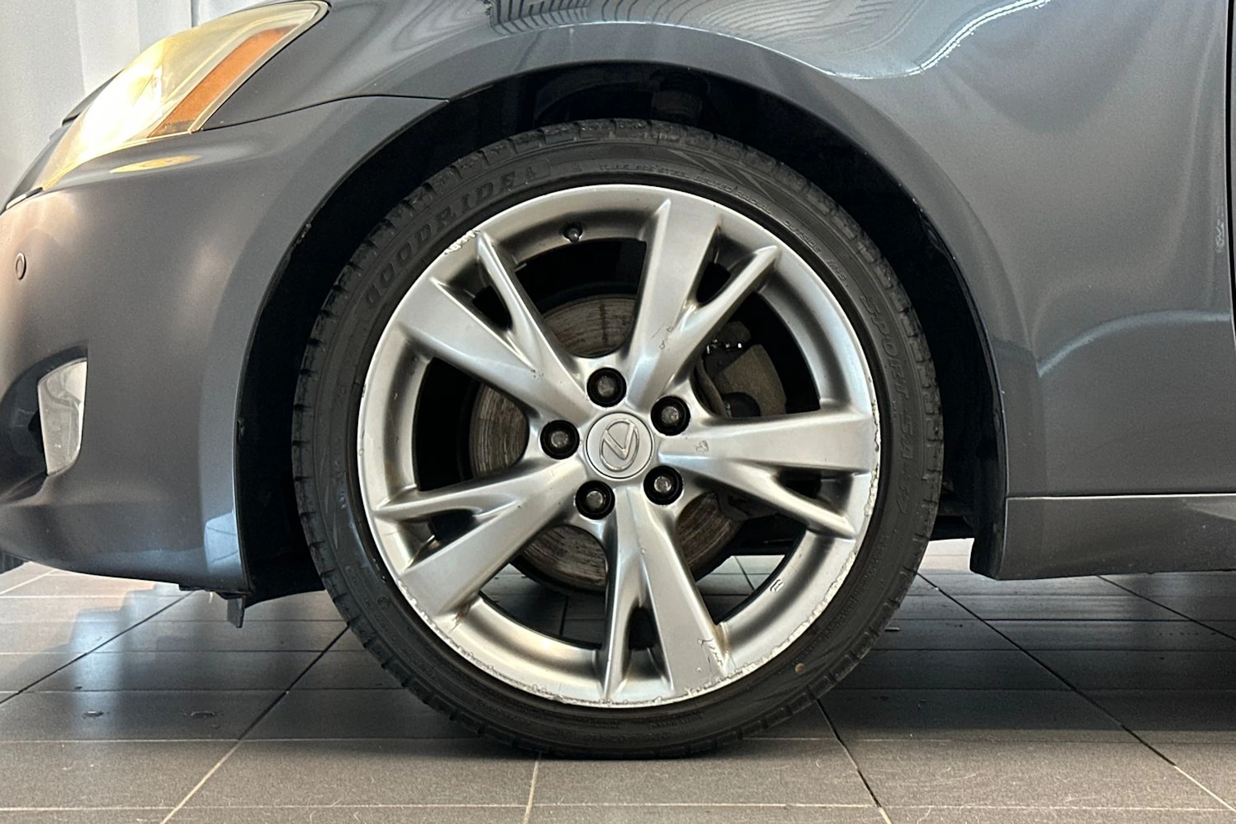Harmaa Lexus IS 2009 kuva 26.
