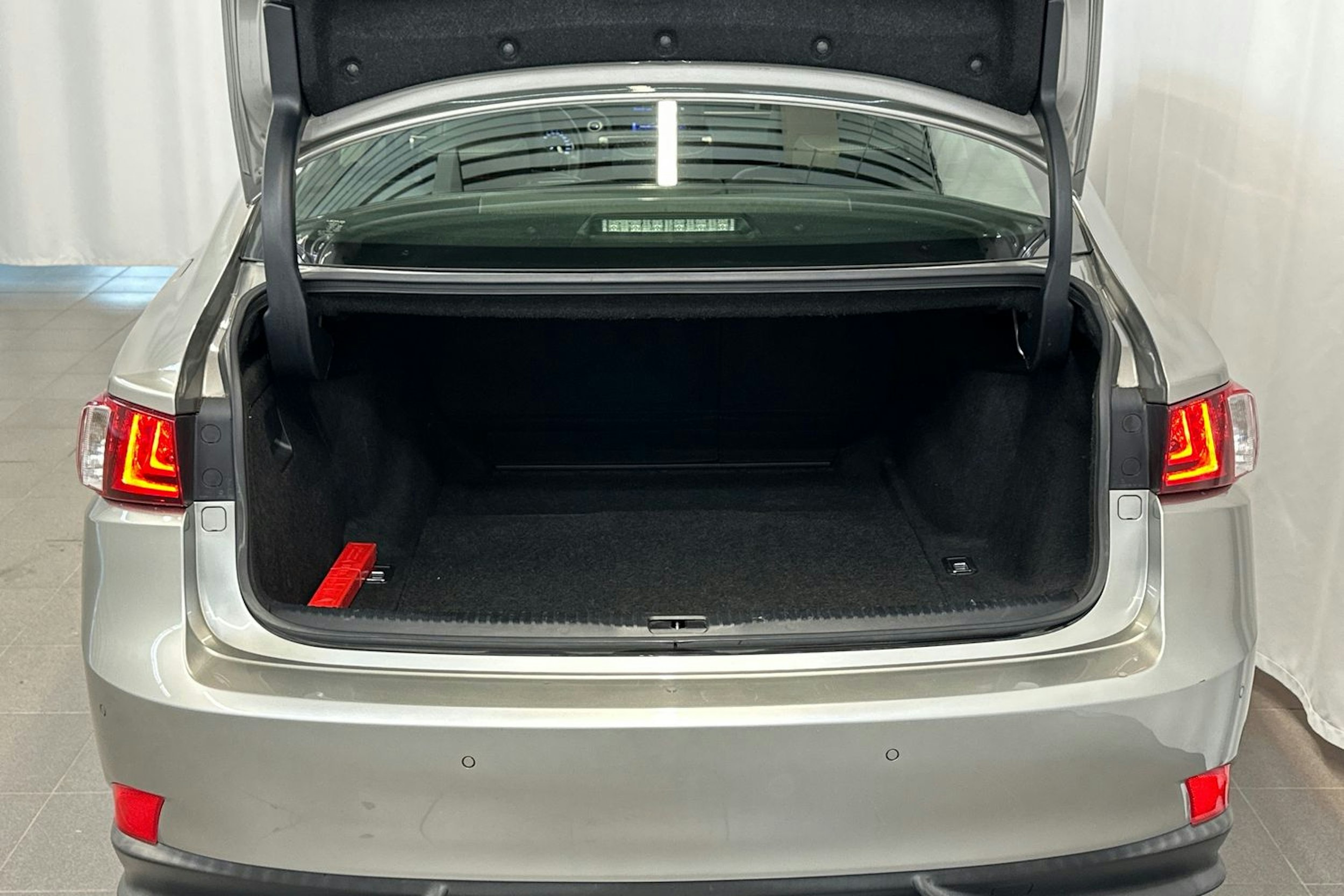 hopea Lexus IS 2013 kuva 14.