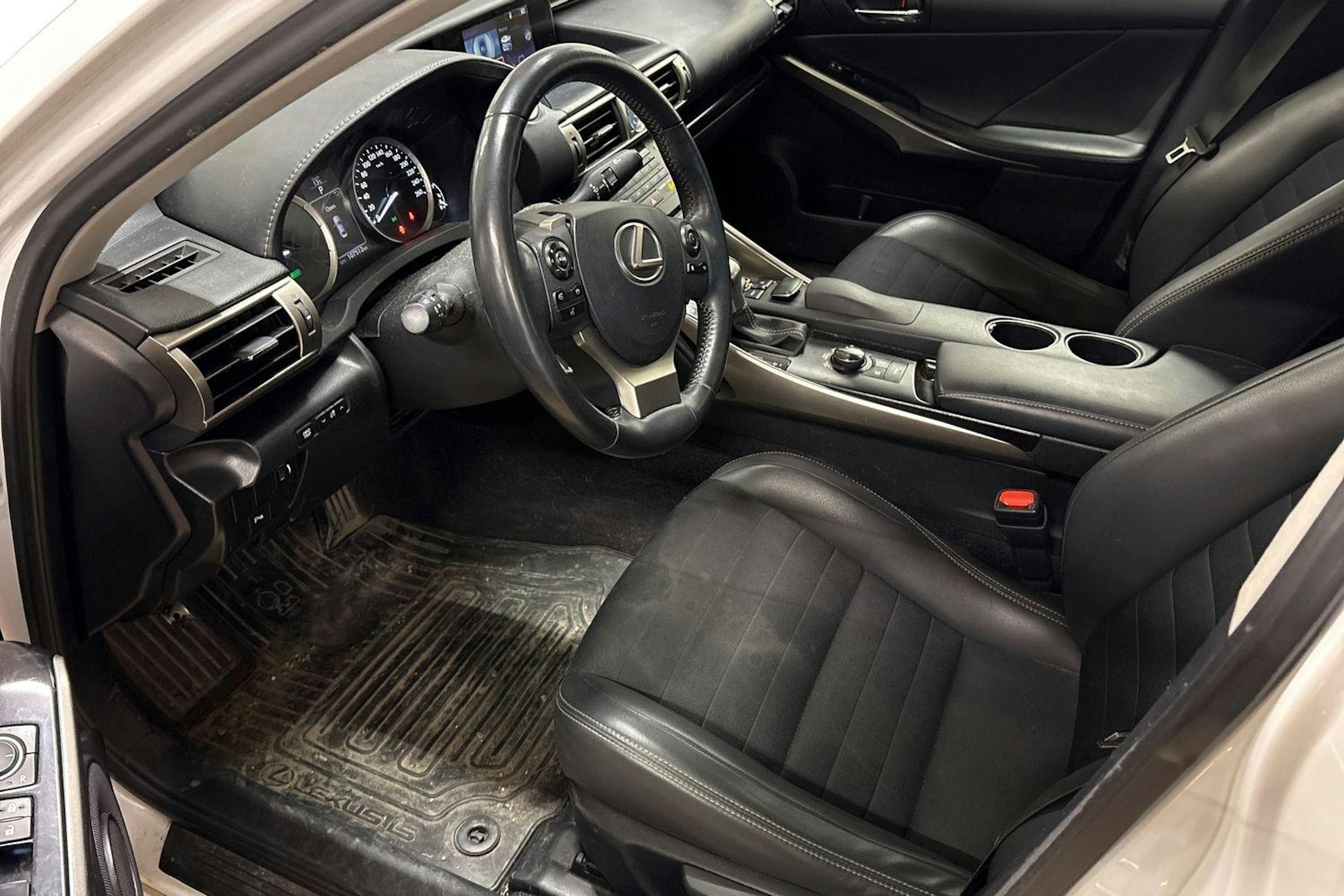 valkoinen Lexus IS 2014 kuva 3.