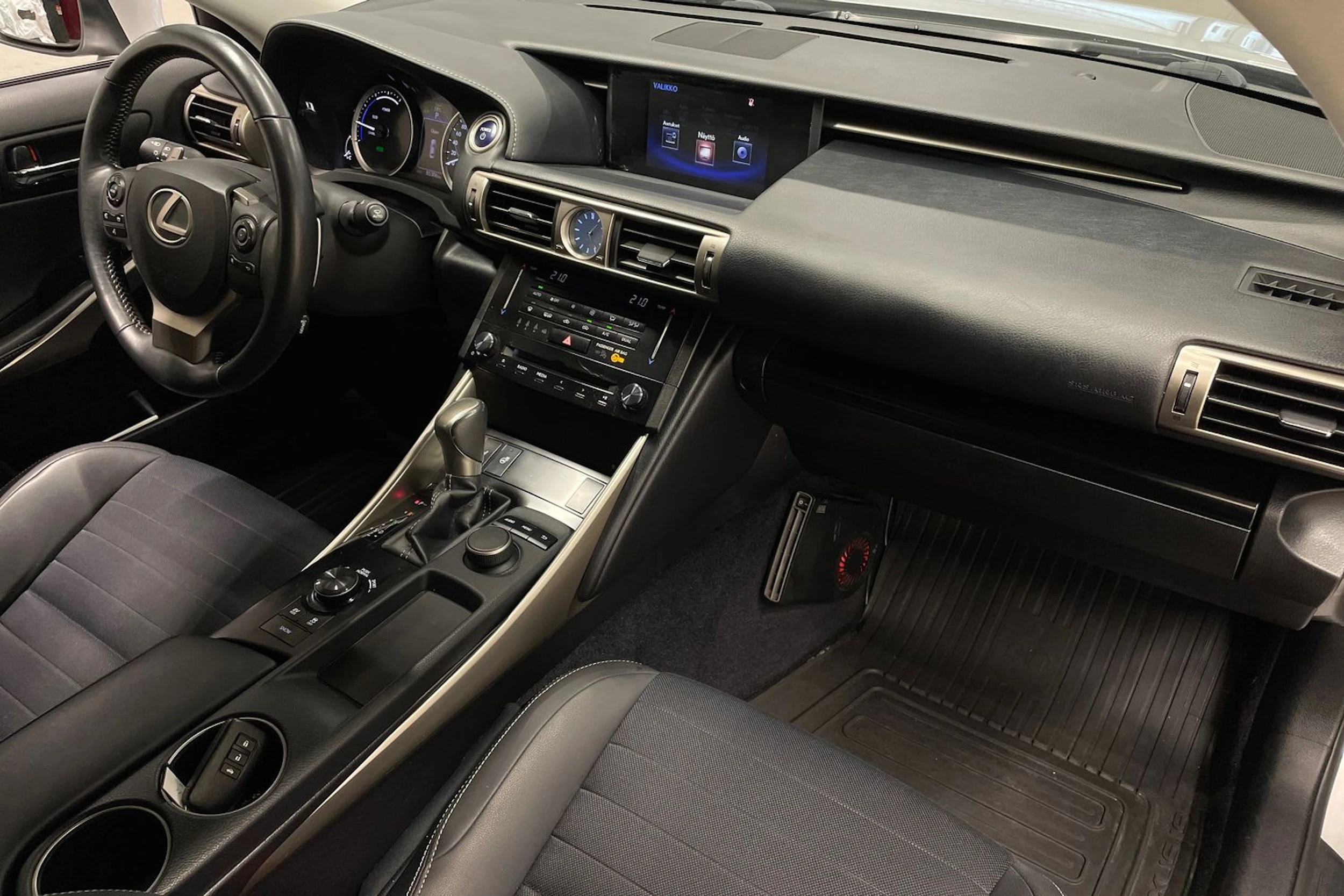 Hopea Lexus IS 2014 kuva 28.