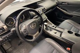 Musta Lexus IS 2016 kuva 7.