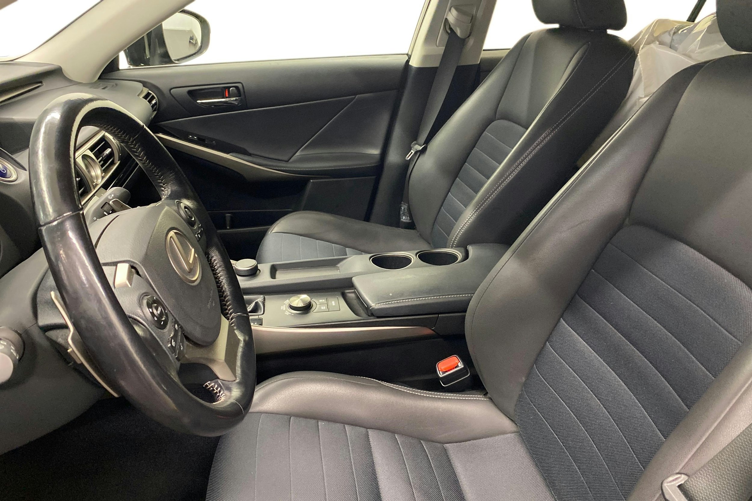 Musta Lexus IS 2016 kuva 10.