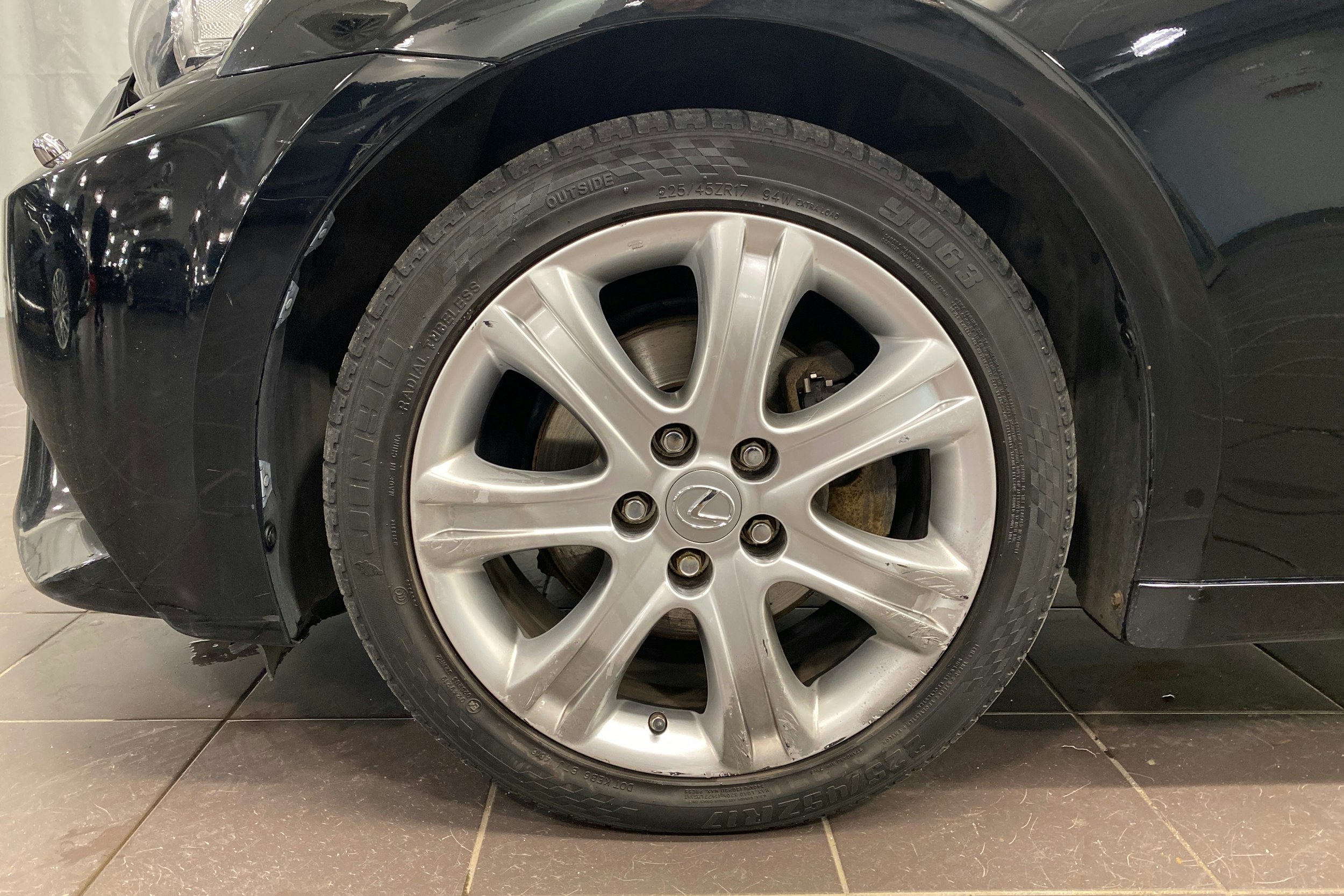 Musta Lexus IS 2016 kuva 11.