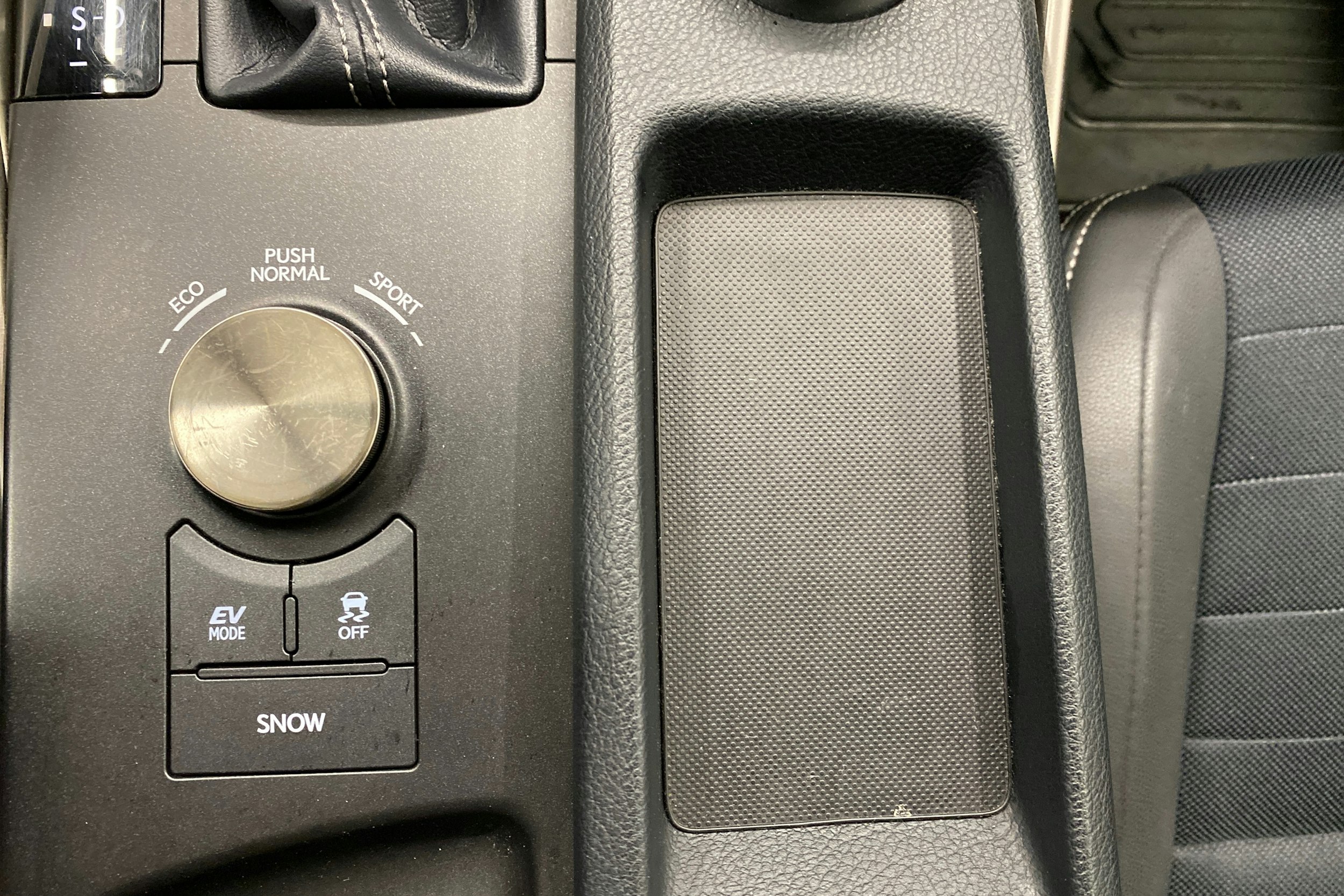 Musta Lexus IS 2016 kuva 15.