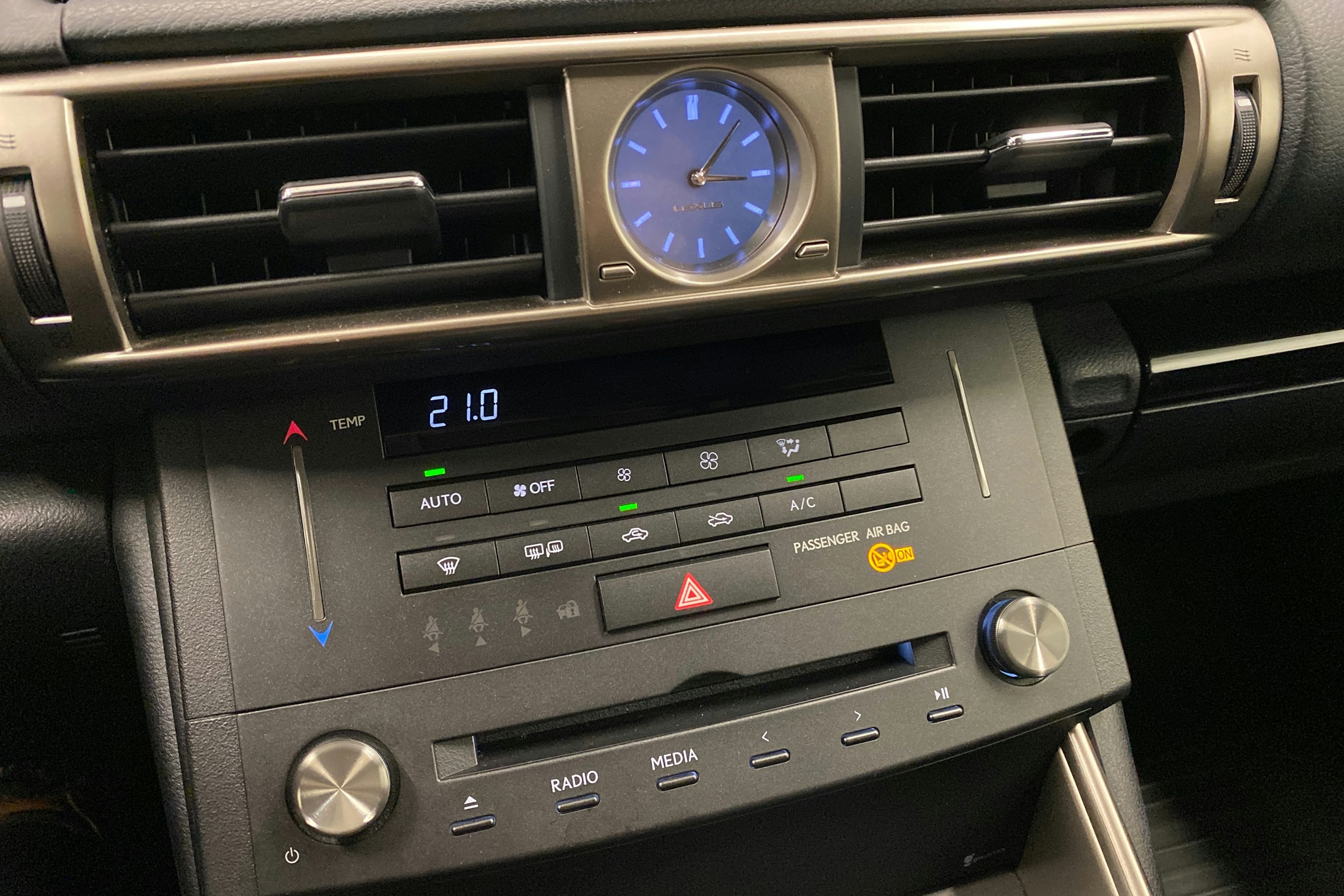 Musta Lexus IS 2016 kuva 17.